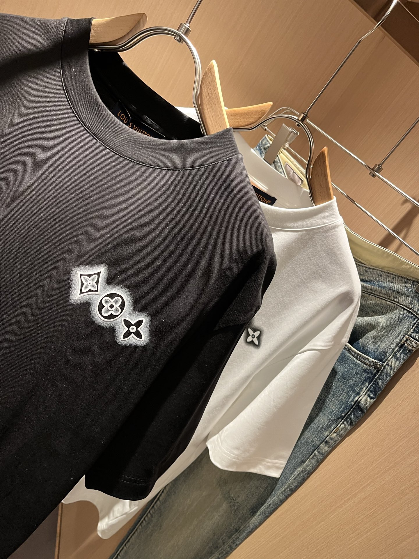 LouisVuitt*路易*登 2026春夏全新系列单品上线，非常时髦前卫的一款男女同款短袖T恤，标识l
