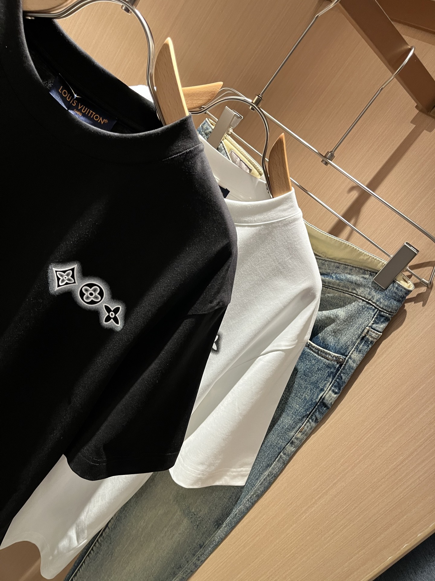 LouisVuitt*路易*登 2026春夏全新系列单品上线，非常时髦前卫的一款男女同款短袖T恤，标识l