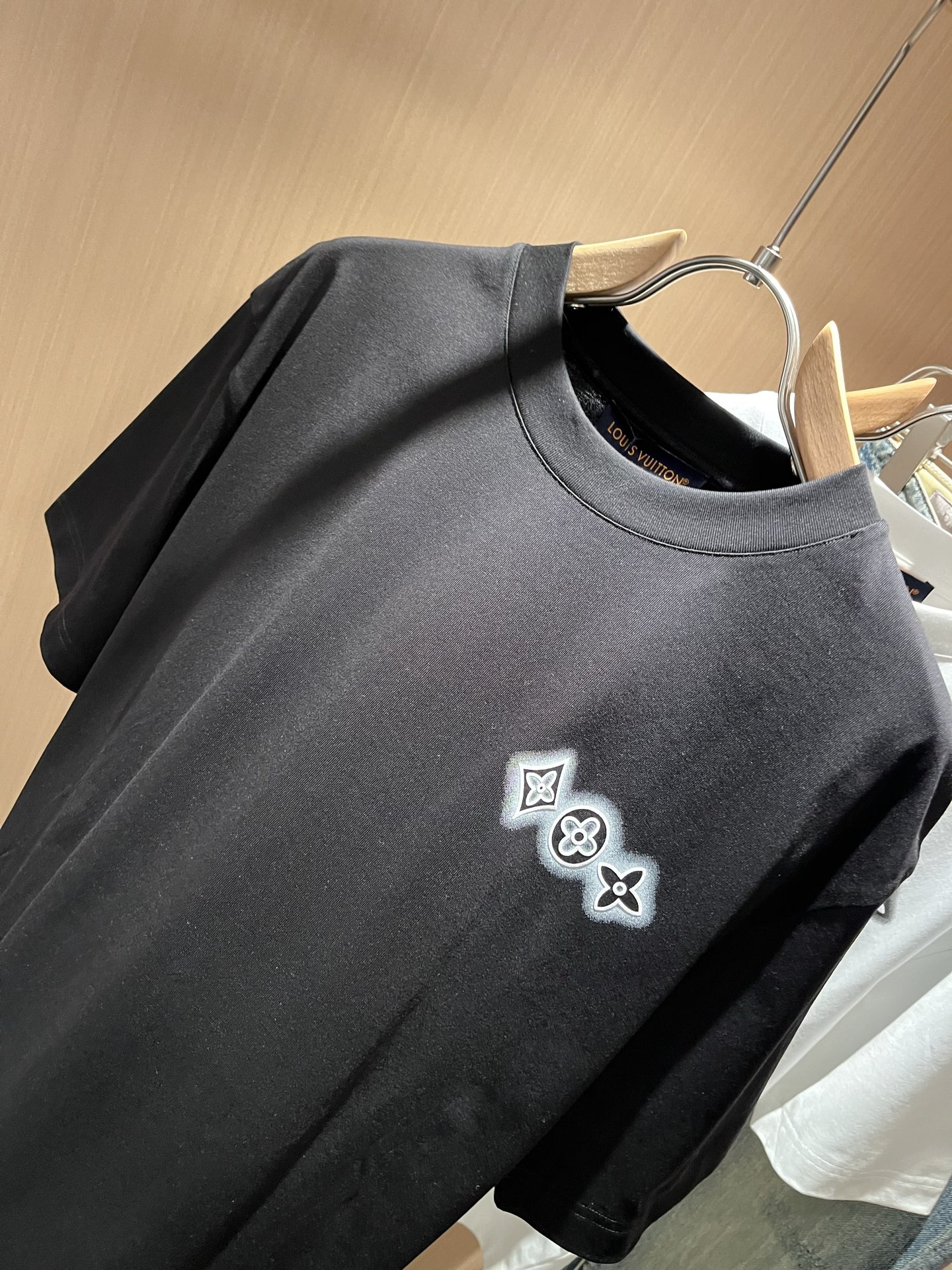 LouisVuitt*路易*登 2026春夏全新系列单品上线，非常时髦前卫的一款男女同款短袖T恤，标识l