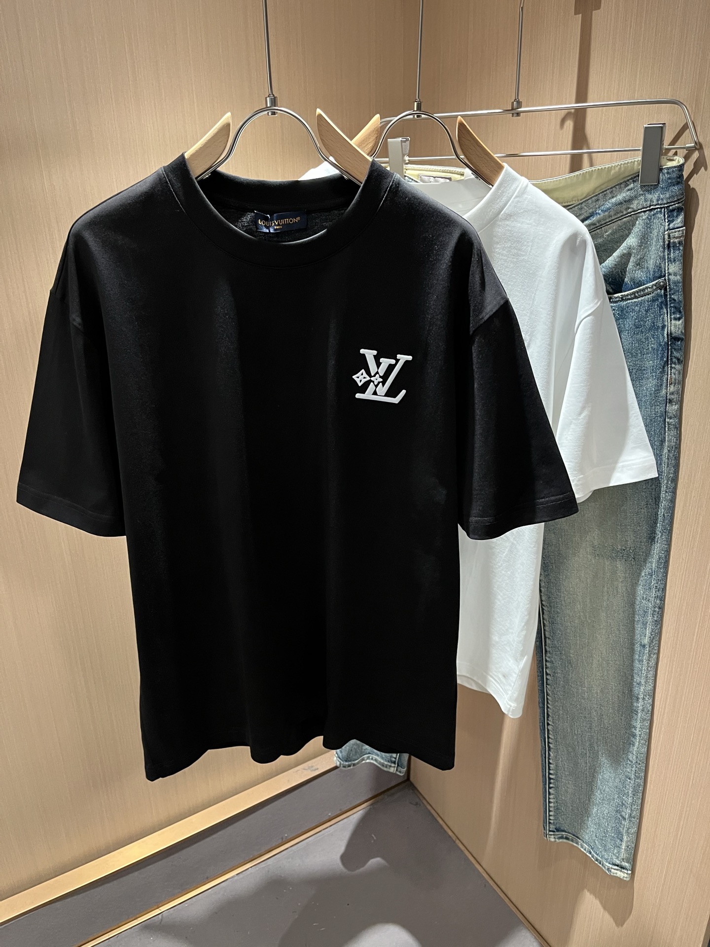 LouisVuitt*路易*登 2026春夏全新系列单品上线，非常时髦前卫的一款男女同款短袖T恤，标识l