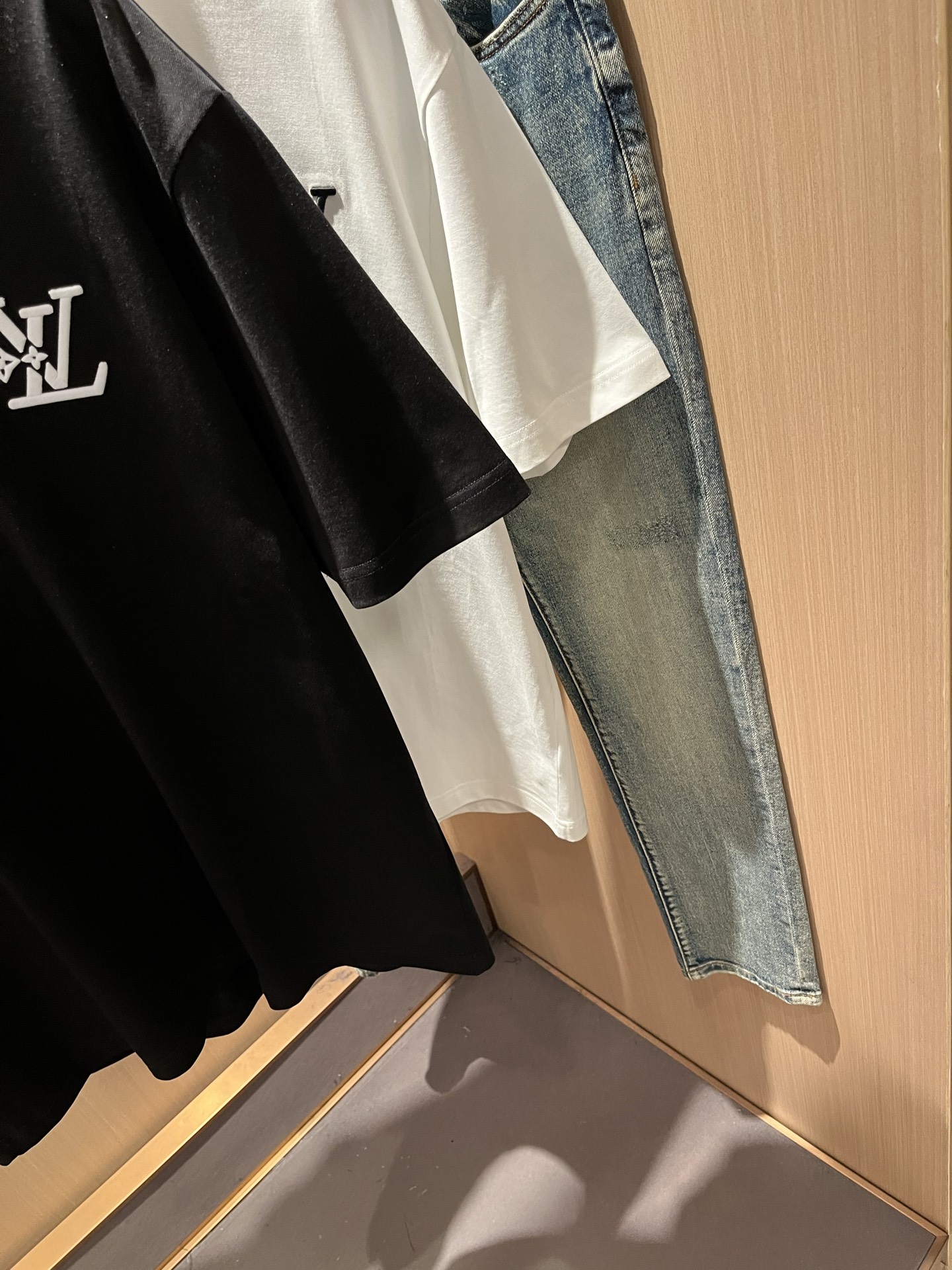 LouisVuitt*路易*登 2026春夏全新系列单品上线，非常时髦前卫的一款男女同款短袖T恤，标识l