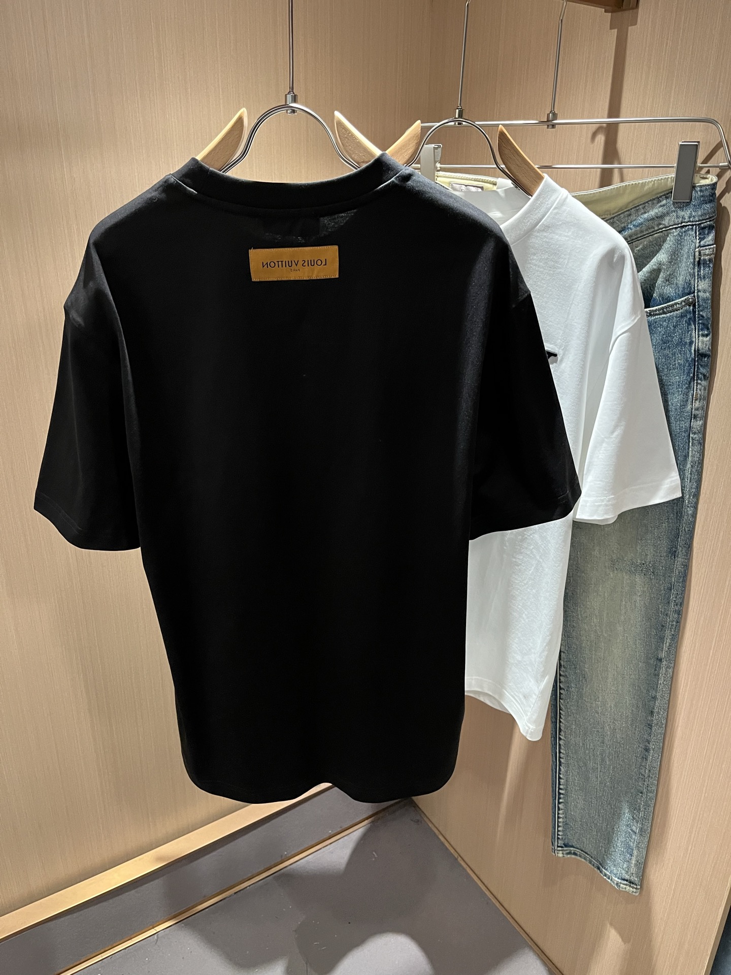 LouisVuitt*路易*登 2026春夏全新系列单品上线，非常时髦前卫的一款男女同款短袖T恤，标识l