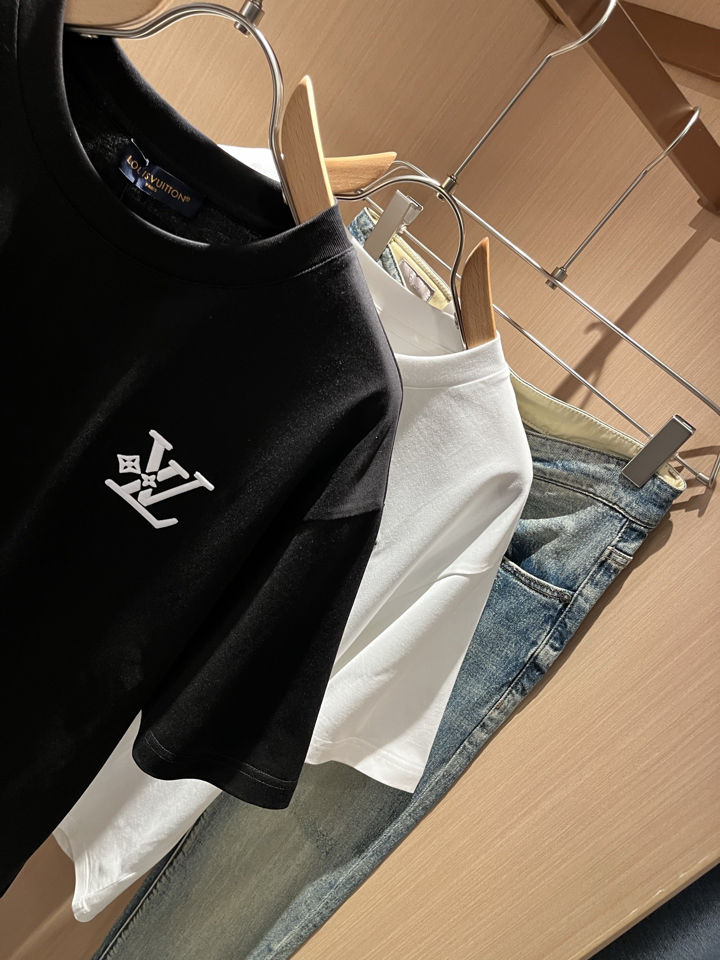 LouisVuitt*路易*登 2026春夏全新系列单品上线，非常时髦前卫的一款男女同款短袖T恤，标识l