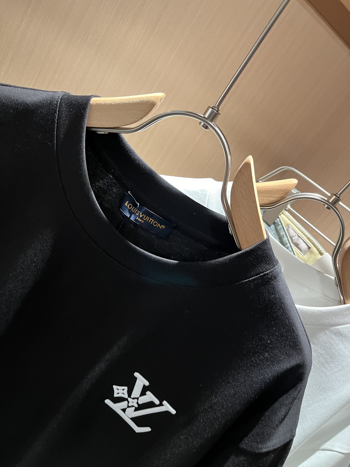 LouisVuitt*路易*登 2026春夏全新系列单品上线，非常时髦前卫的一款男女同款短袖T恤，标识l