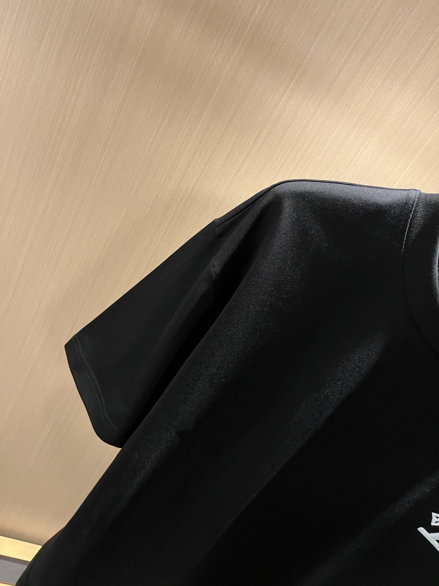 LouisVuitt*路易*登 2026春夏全新系列单品上线，非常时髦前卫的一款男女同款短袖T恤，标识l