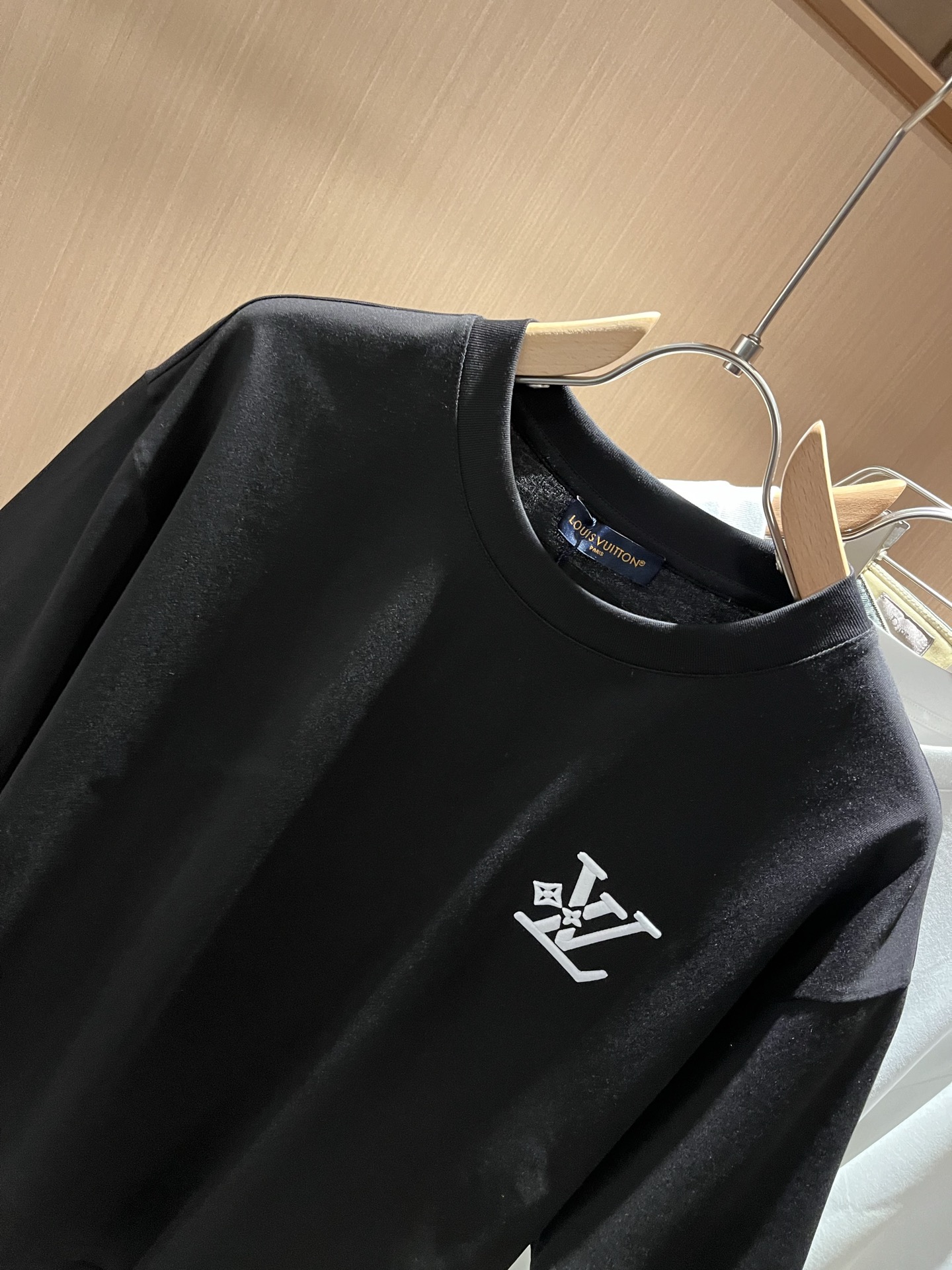 LouisVuitt*路易*登 2026春夏全新系列单品上线，非常时髦前卫的一款男女同款短袖T恤，标识l