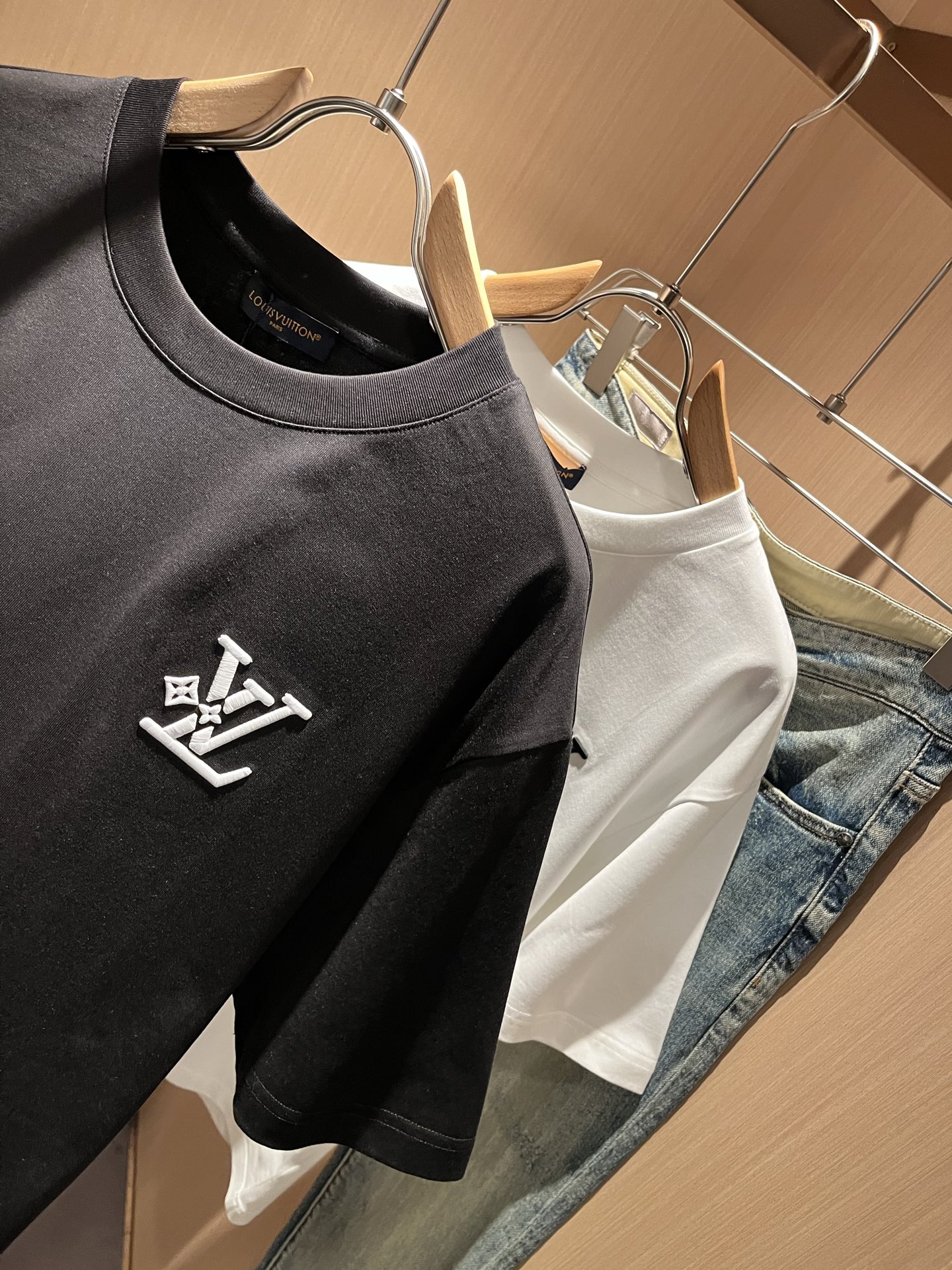 LouisVuitt*路易*登 2026春夏全新系列单品上线，非常时髦前卫的一款男女同款短袖T恤，标识l