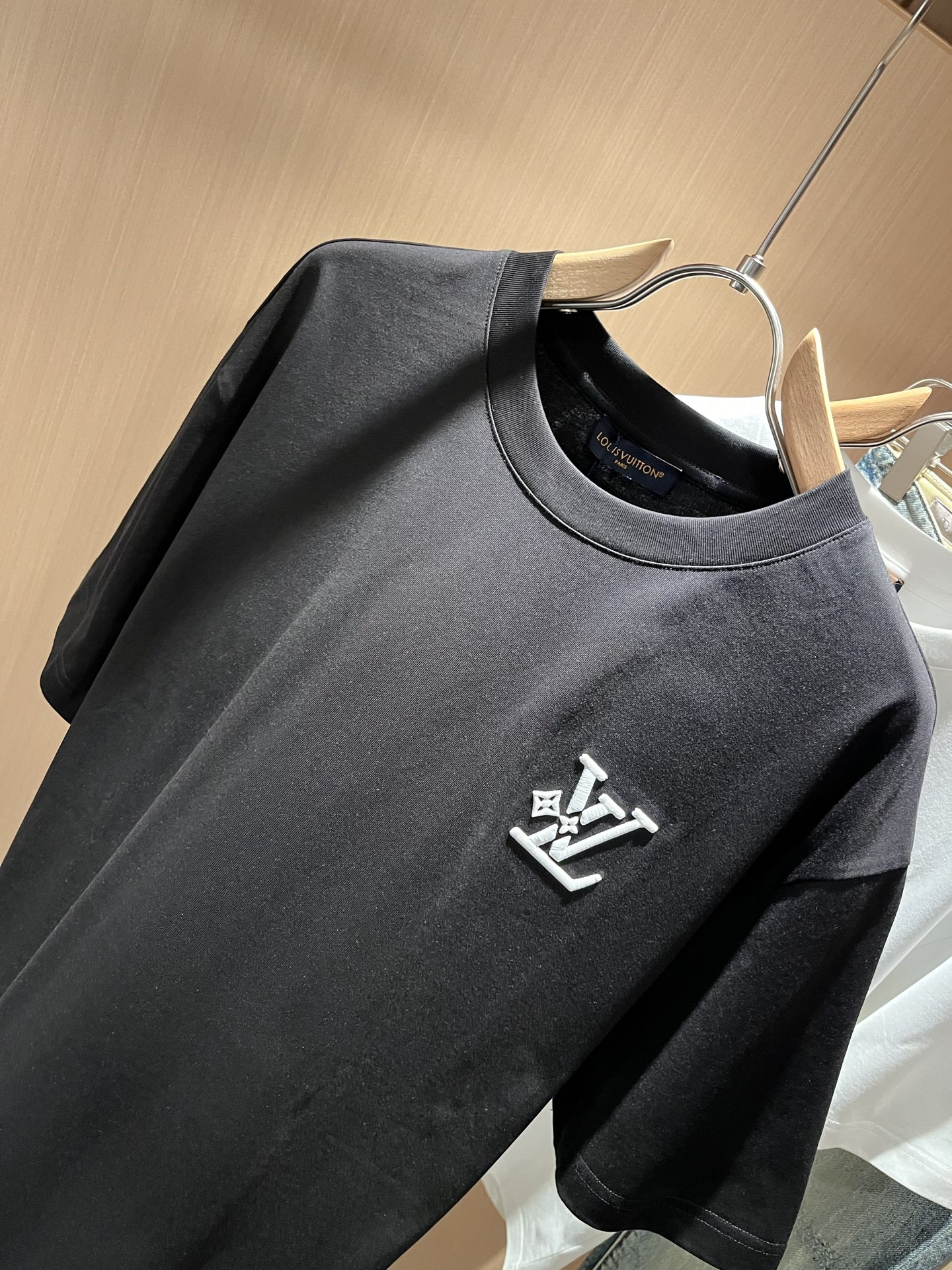 LouisVuitt*路易*登 2026春夏全新系列单品上线，非常时髦前卫的一款男女同款短袖T恤，标识l