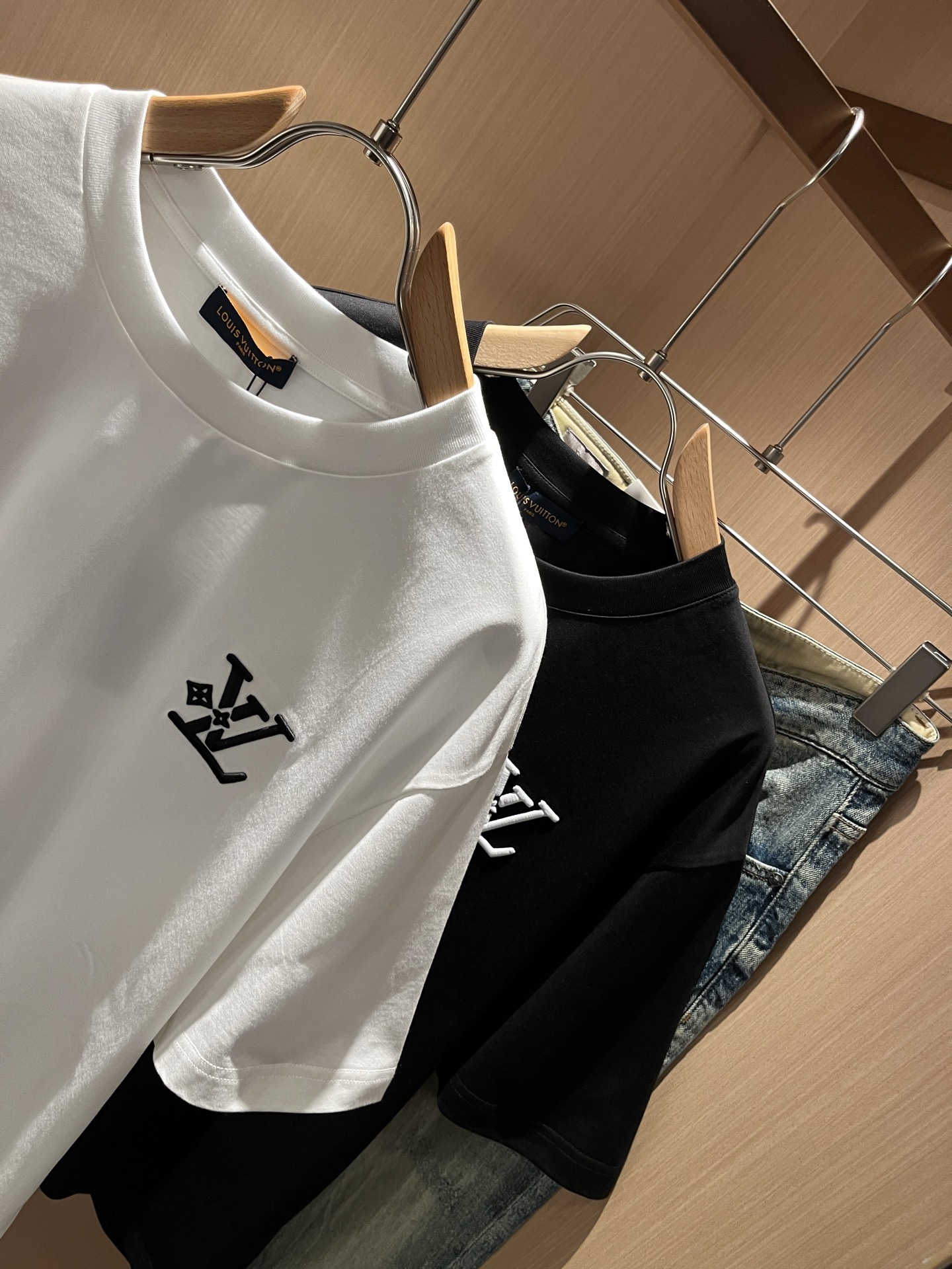 LouisVuitt*路易*登 2026春夏全新系列单品上线，非常时髦前卫的一款男女同款短袖T恤，标识l