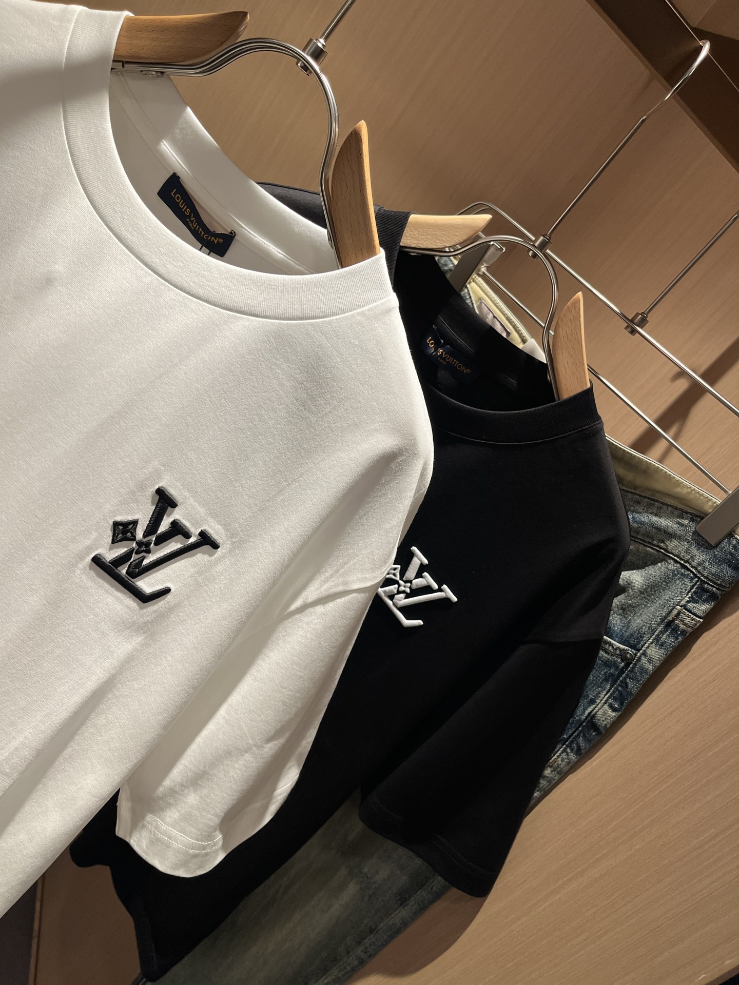 LouisVuitt*路易*登 2026春夏全新系列单品上线，非常时髦前卫的一款男女同款短袖T恤，标识l