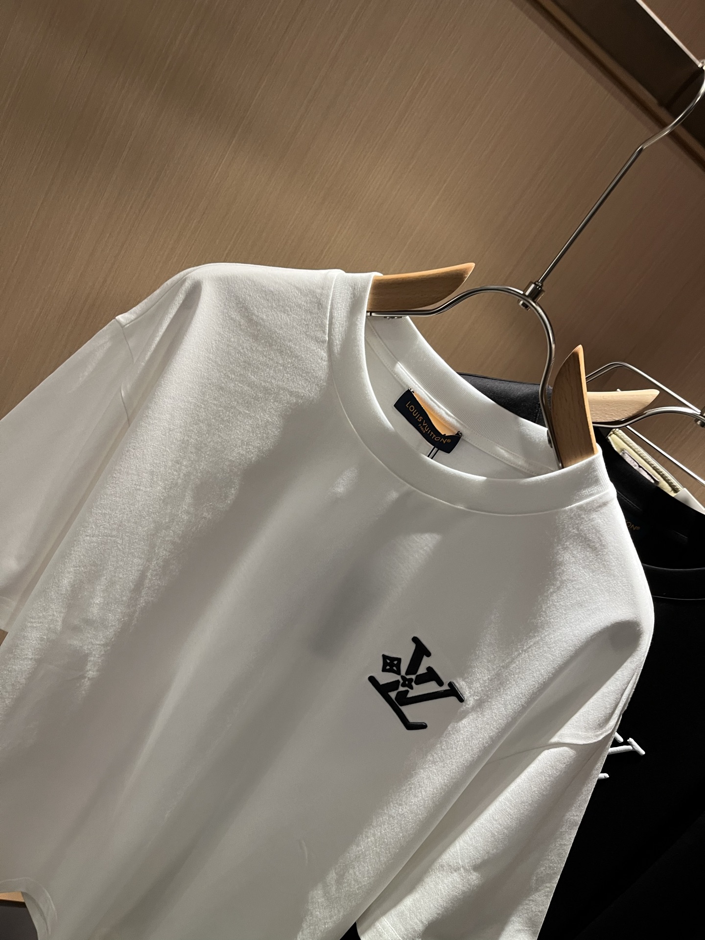 LouisVuitt*路易*登 2026春夏全新系列单品上线，非常时髦前卫的一款男女同款短袖T恤，标识l