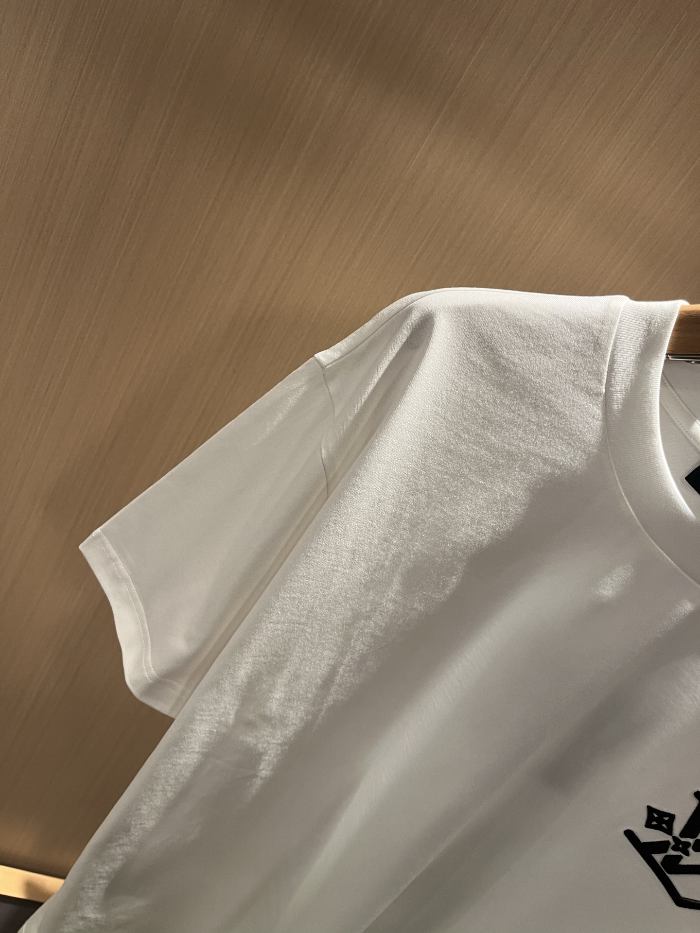 LouisVuitt*路易*登 2026春夏全新系列单品上线，非常时髦前卫的一款男女同款短袖T恤，标识l