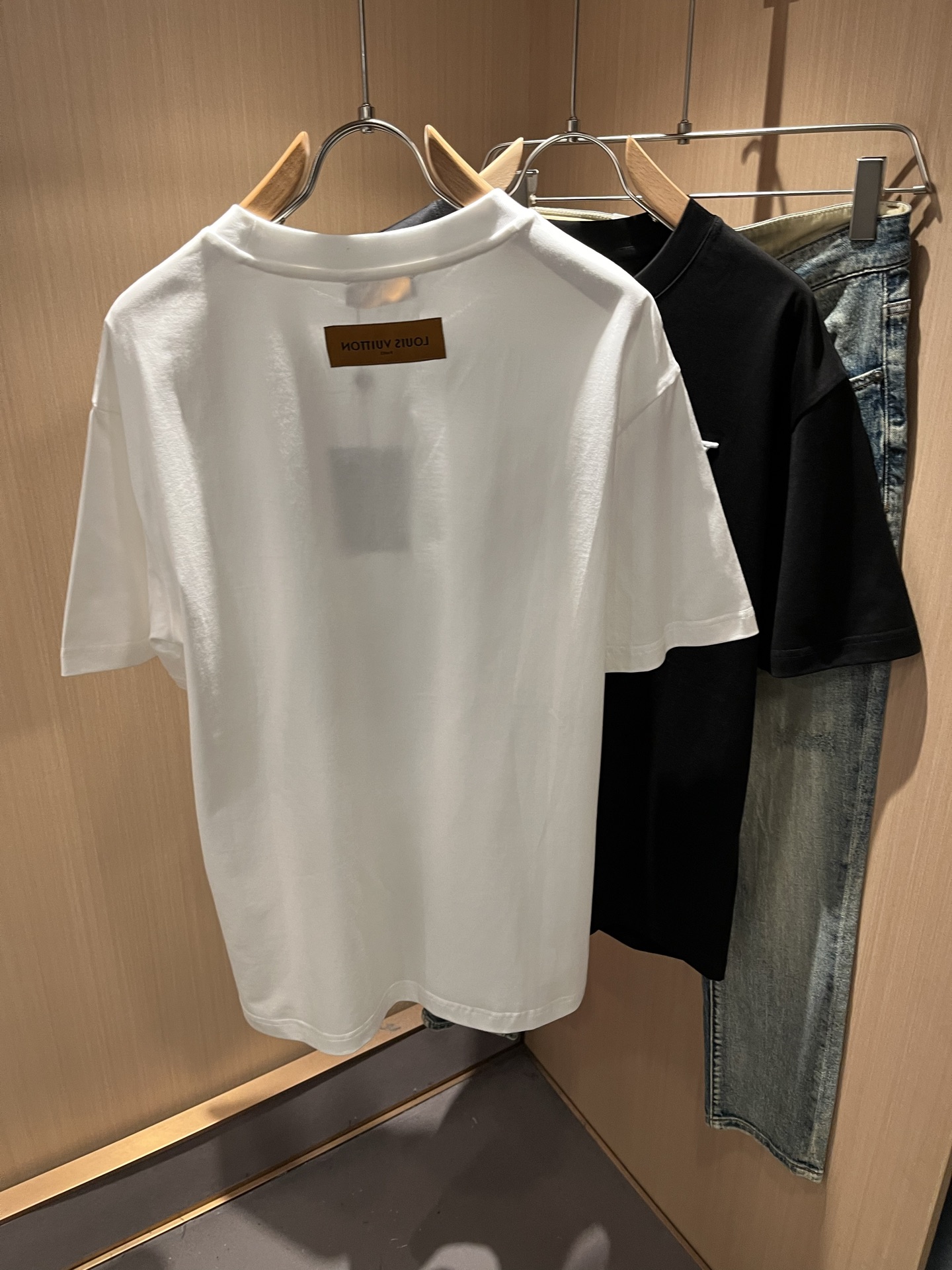 LouisVuitt*路易*登 2026春夏全新系列单品上线，非常时髦前卫的一款男女同款短袖T恤，标识l