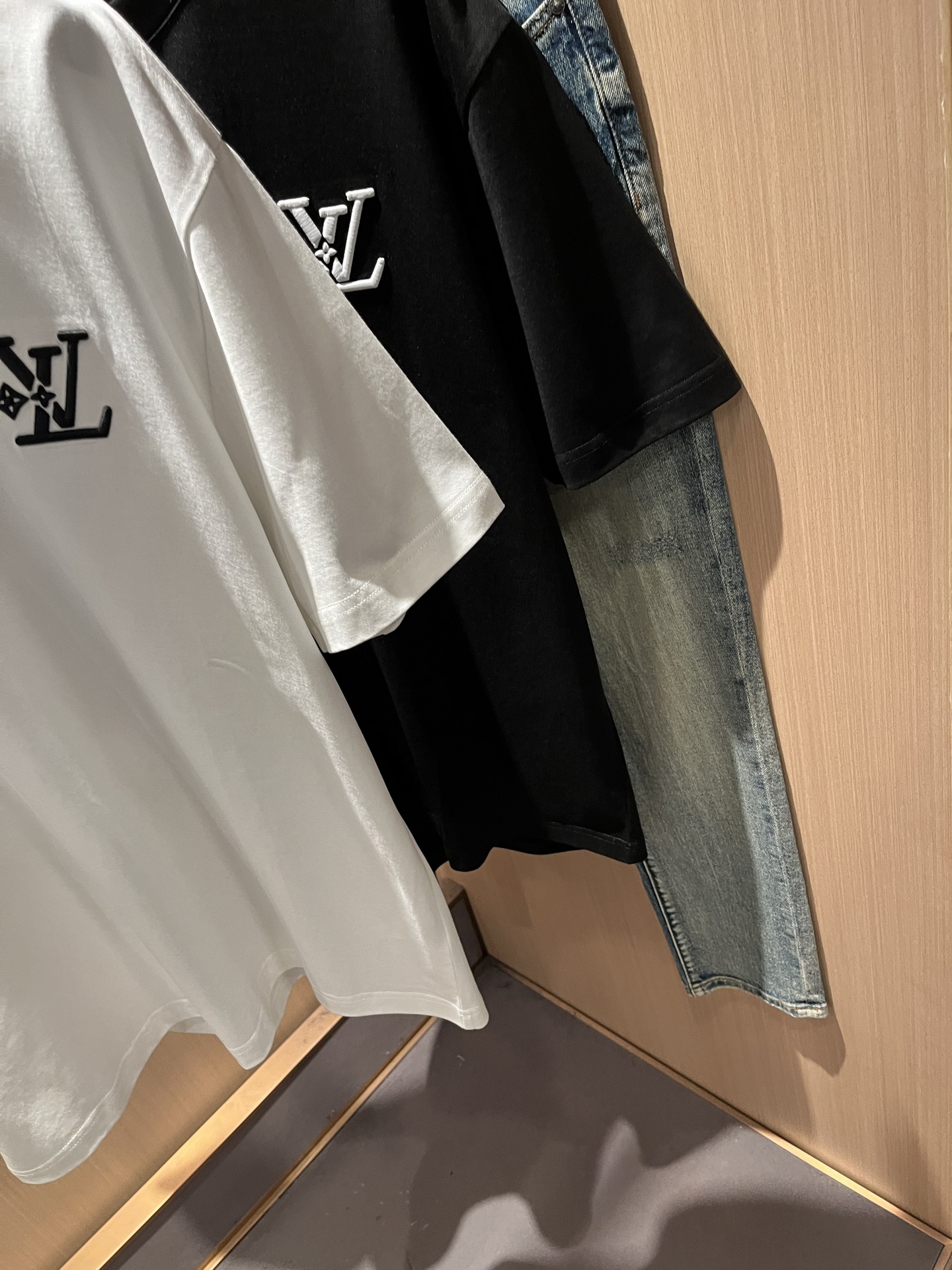 LouisVuitt*路易*登 2026春夏全新系列单品上线，非常时髦前卫的一款男女同款短袖T恤，标识l