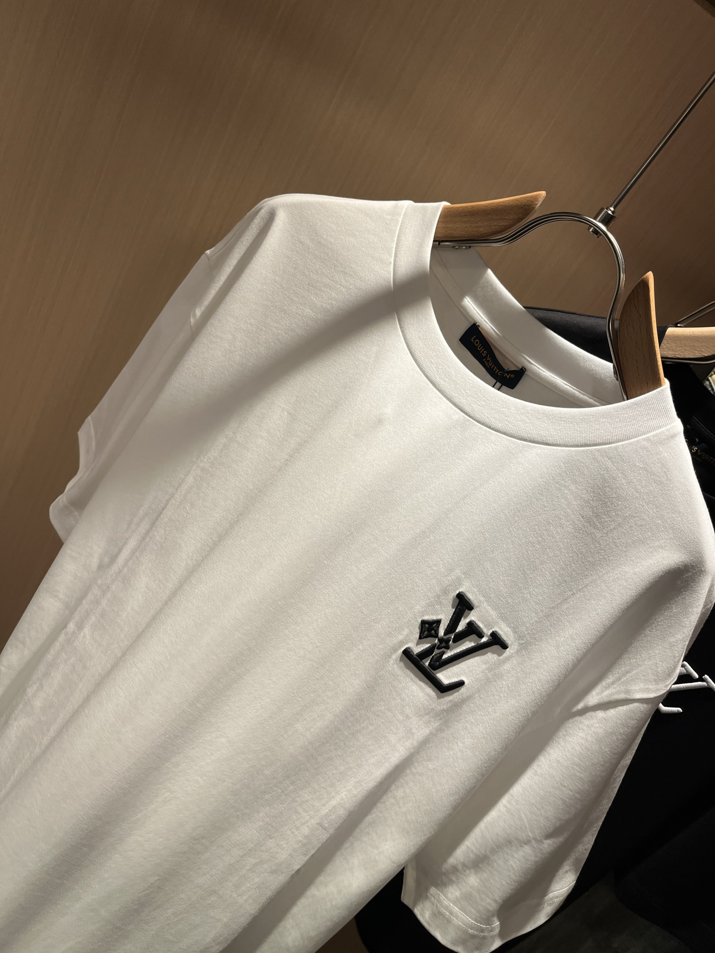 LouisVuitt*路易*登 2026春夏全新系列单品上线，非常时髦前卫的一款男女同款短袖T恤，标识l