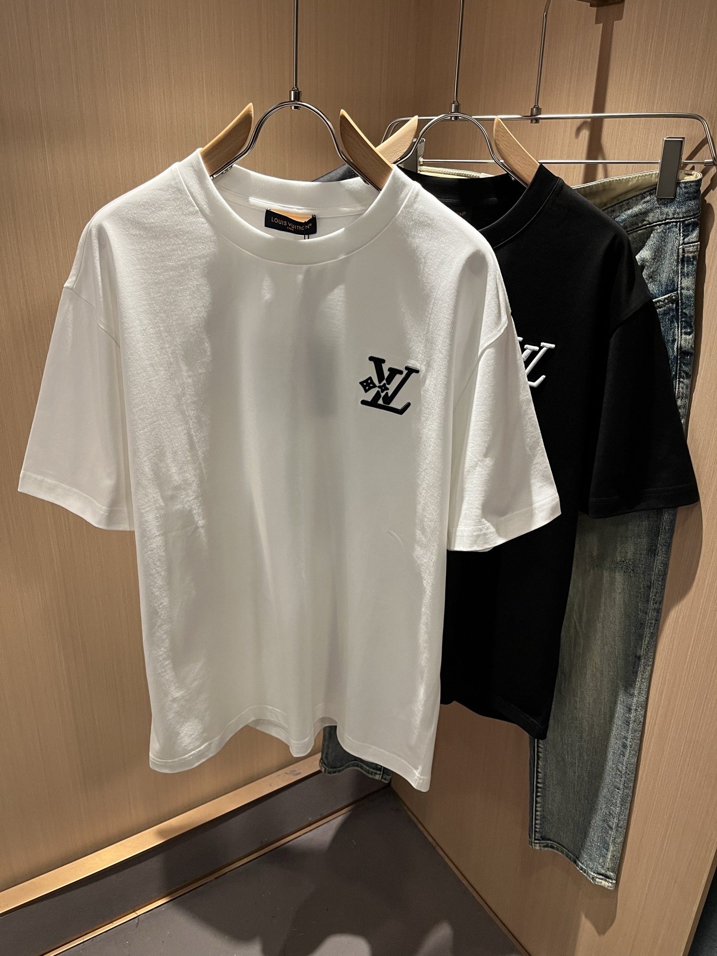 LouisVuitt*路易*登 2026春夏全新系列单品上线，非常时髦前卫的一款男女同款短袖T恤，标识l