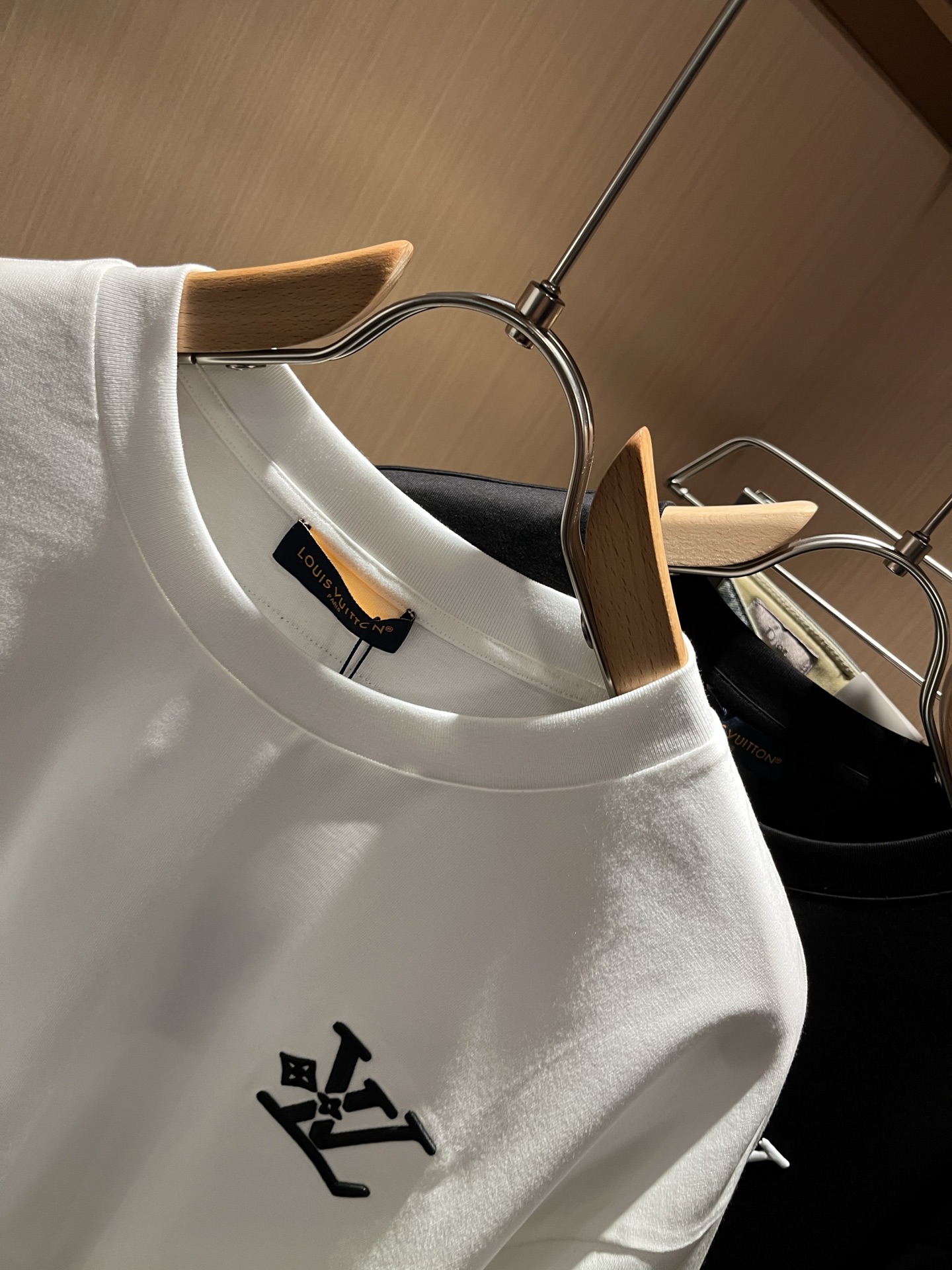 LouisVuitt*路易*登 2026春夏全新系列单品上线，非常时髦前卫的一款男女同款短袖T恤，标识l