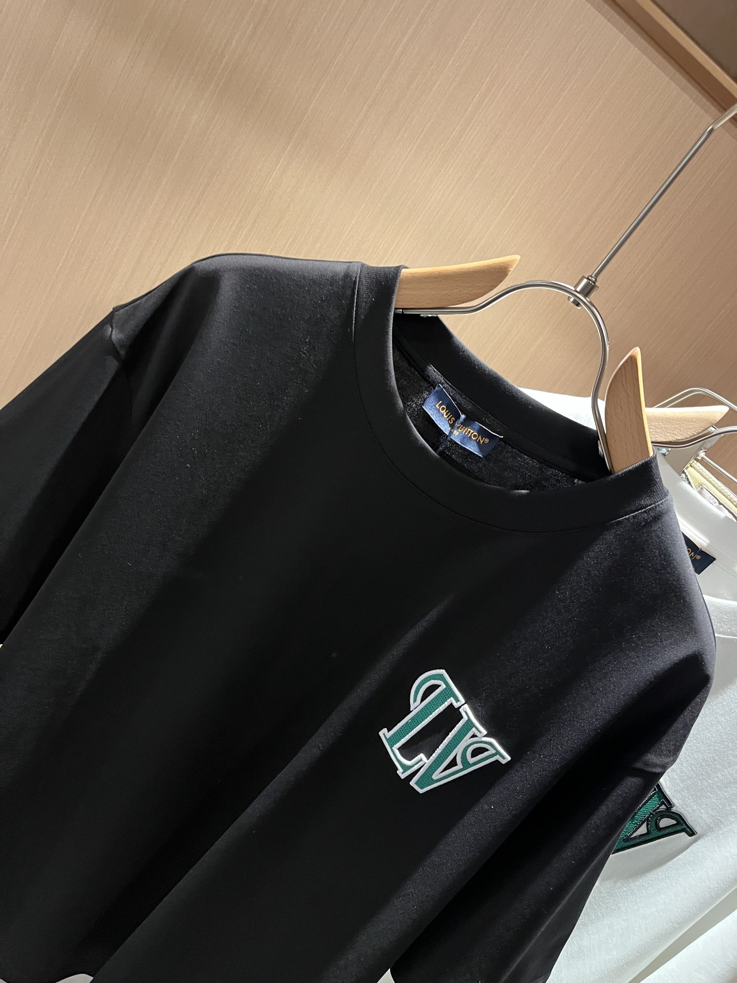 LouisVuitt*路易*登 2026春夏全新系列单品上线，非常时髦前卫的一款男女同款短袖T恤，标识l