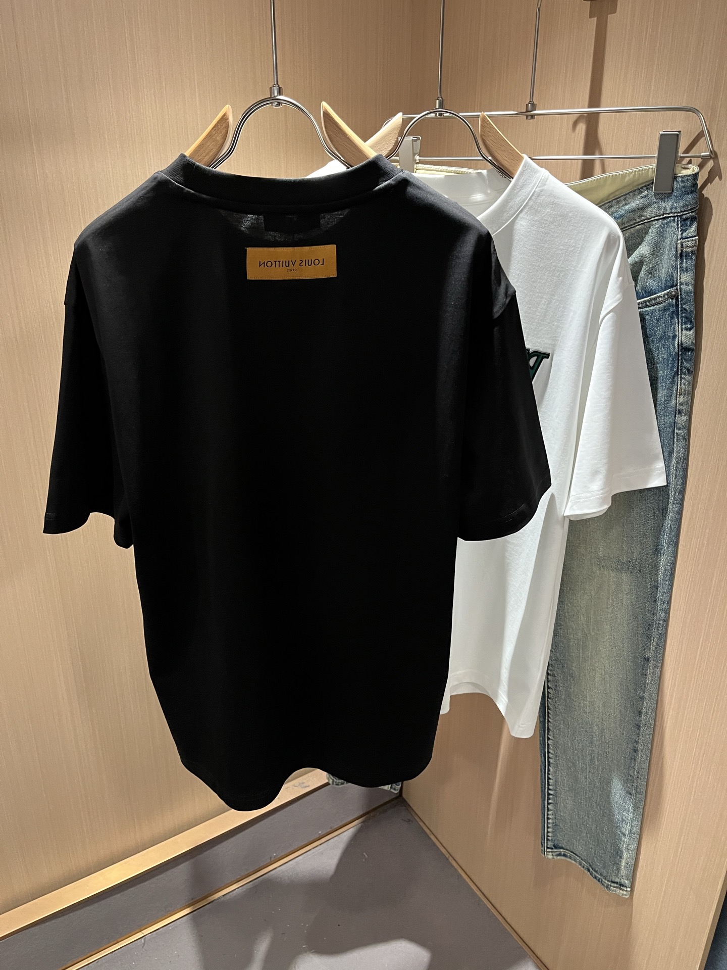 LouisVuitt*路易*登 2026春夏全新系列单品上线，非常时髦前卫的一款男女同款短袖T恤，标识l