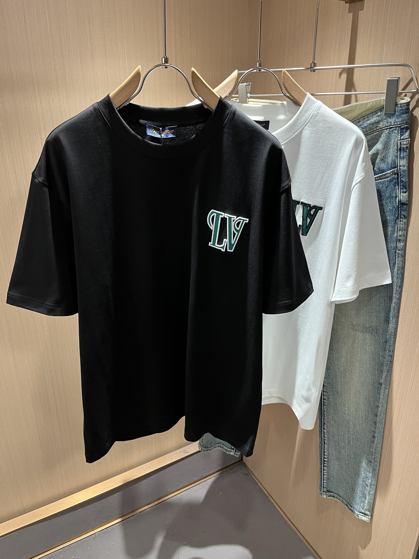 LouisVuitt*路易*登 2026春夏全新系列单品上线，非常时髦前卫的一款男女同款短袖T恤，标识l