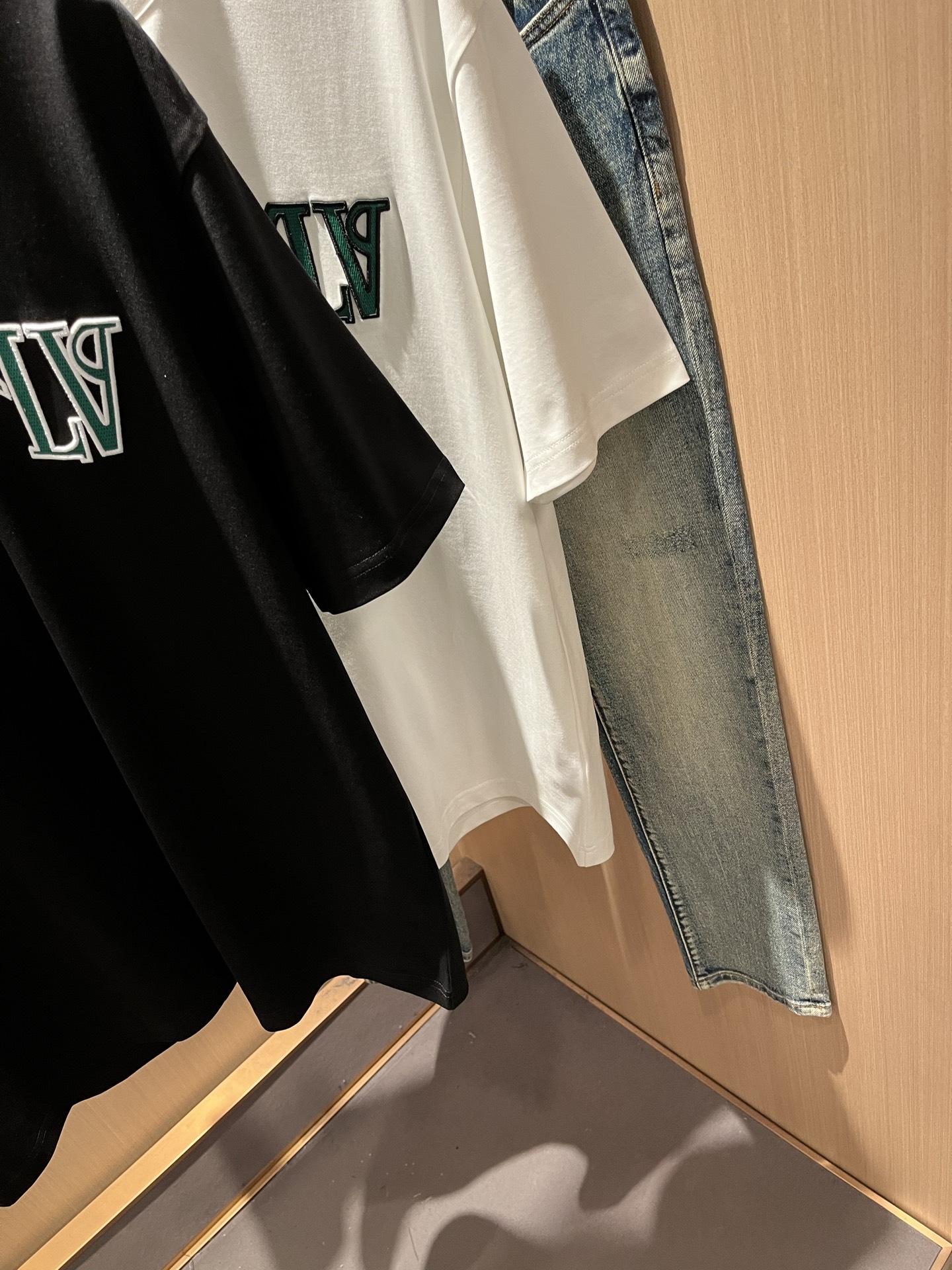 LouisVuitt*路易*登 2026春夏全新系列单品上线，非常时髦前卫的一款男女同款短袖T恤，标识l
