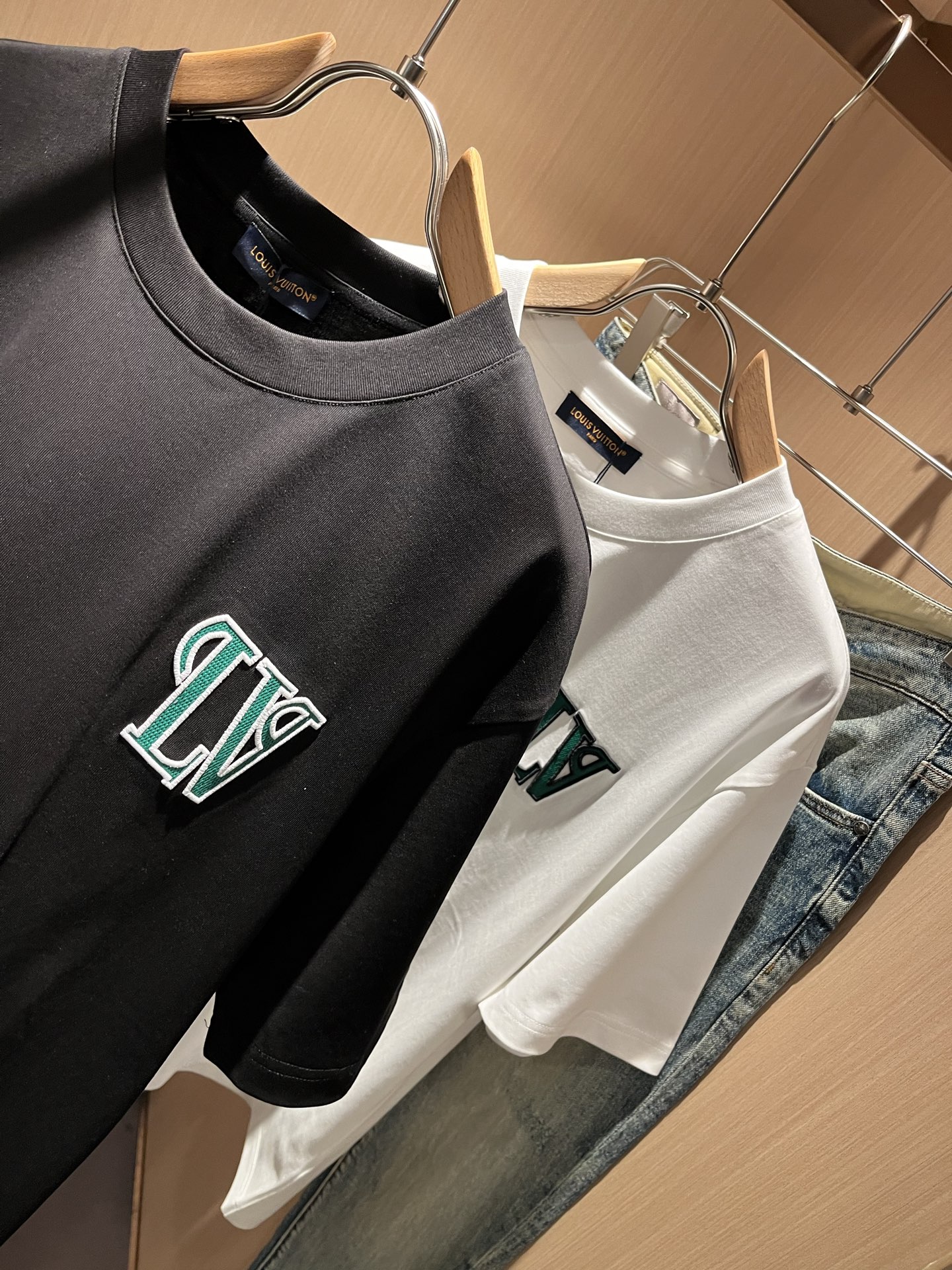 LouisVuitt*路易*登 2026春夏全新系列单品上线，非常时髦前卫的一款男女同款短袖T恤，标识l