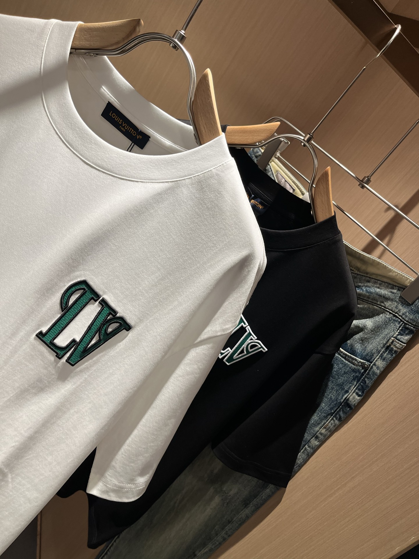 LouisVuitt*路易*登 2026春夏全新系列单品上线，非常时髦前卫的一款男女同款短袖T恤，标识l
