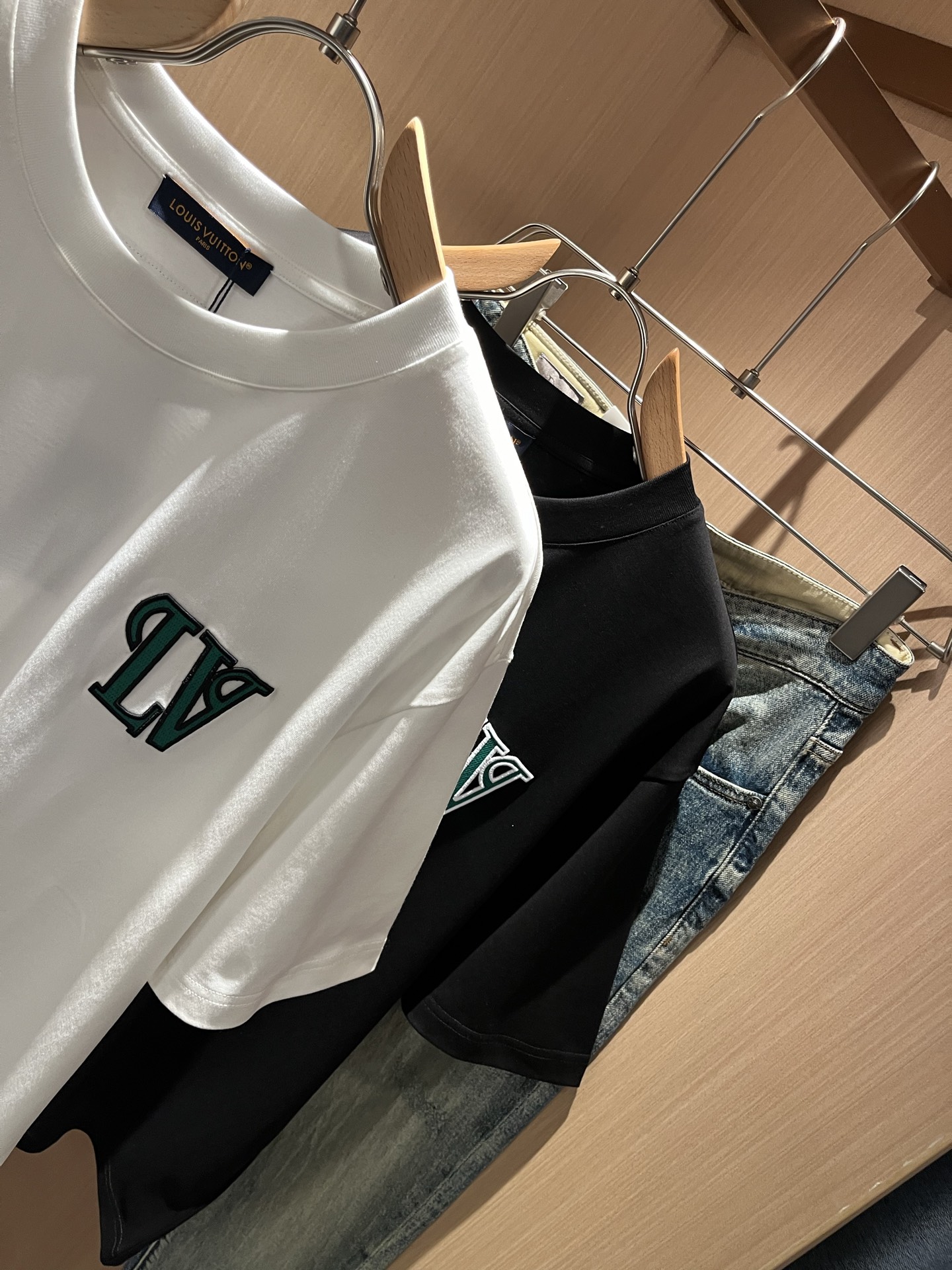 LouisVuitt*路易*登 2026春夏全新系列单品上线，非常时髦前卫的一款男女同款短袖T恤，标识l