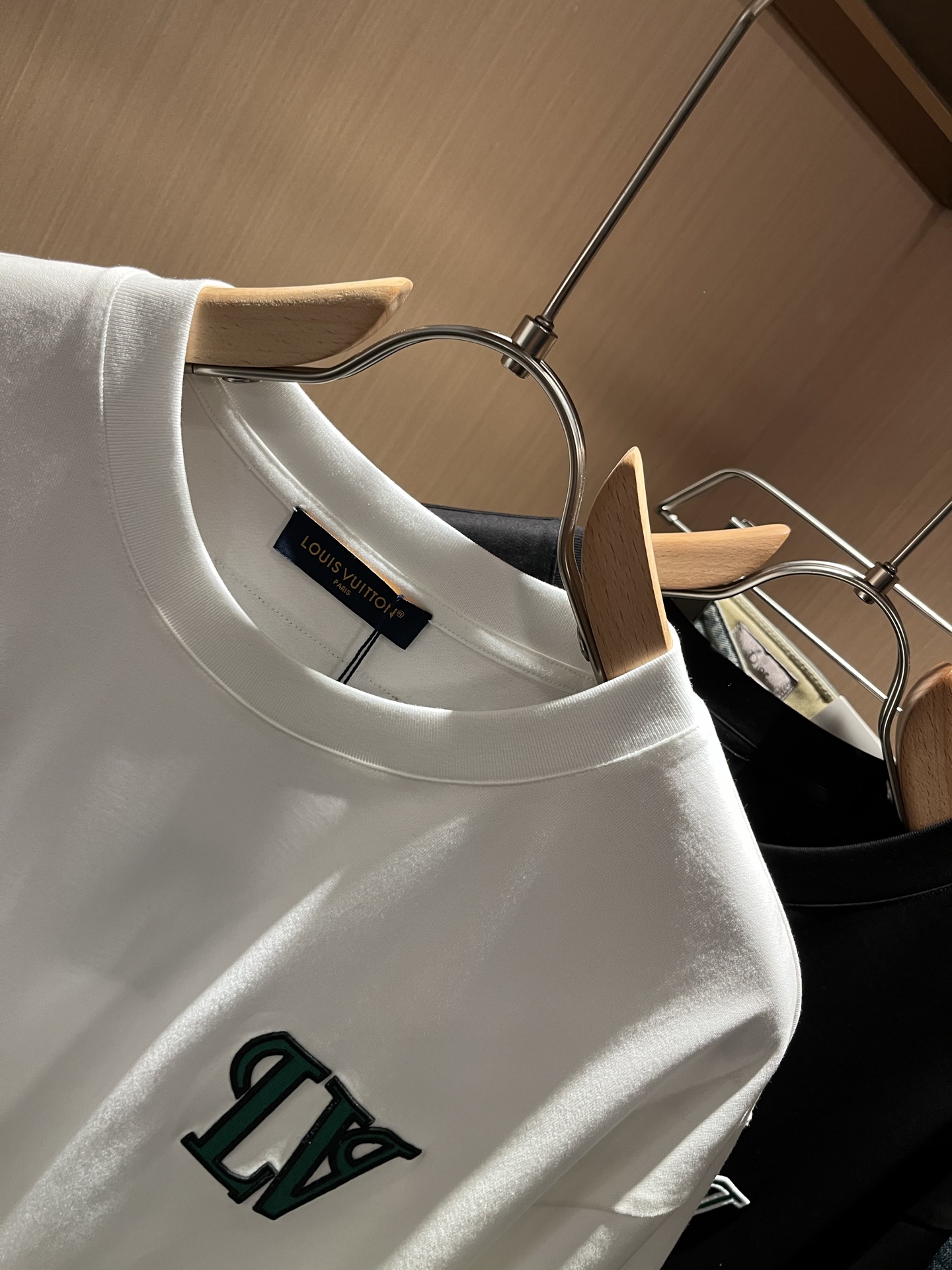 LouisVuitt*路易*登 2026春夏全新系列单品上线，非常时髦前卫的一款男女同款短袖T恤，标识l