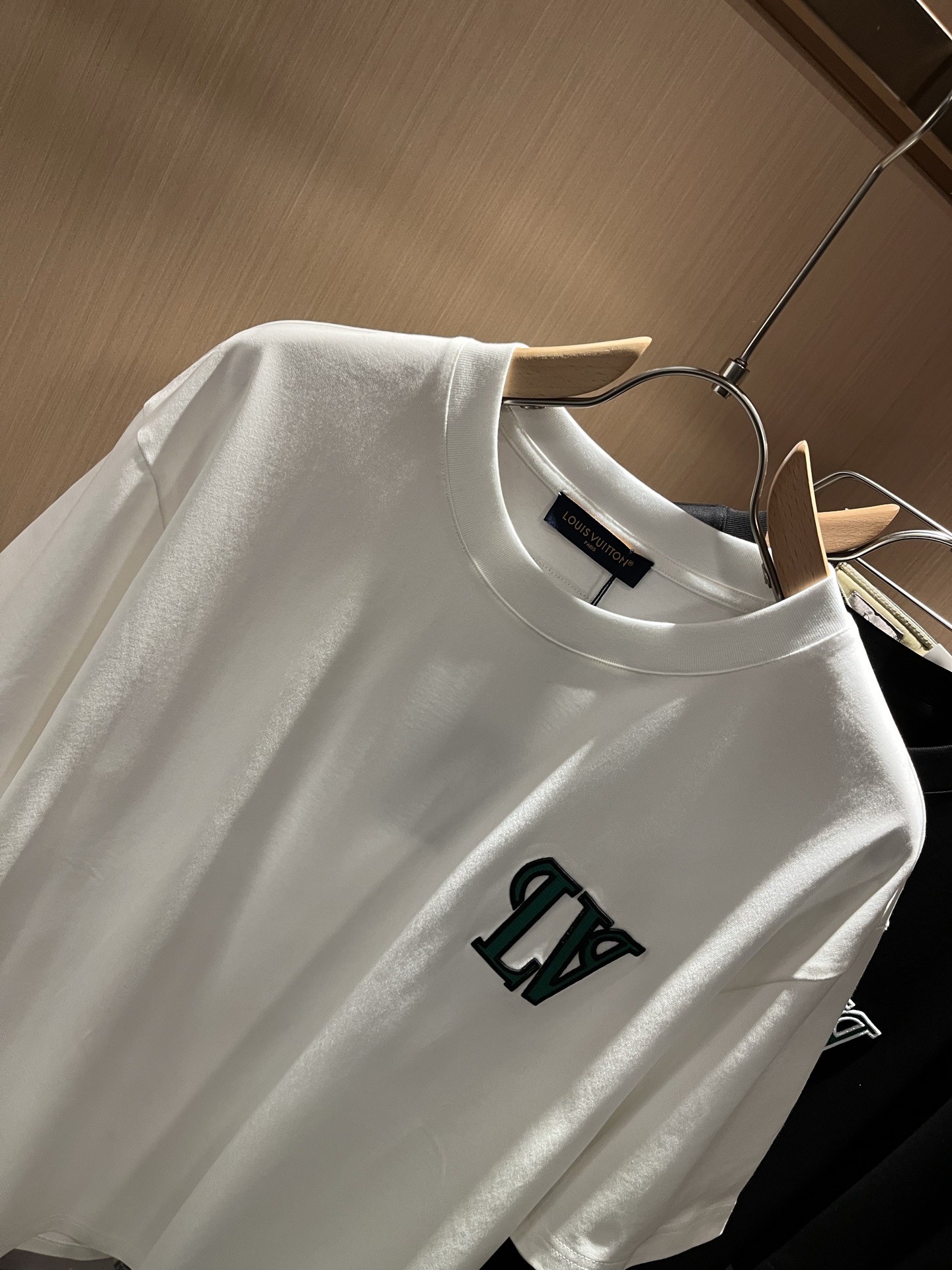 LouisVuitt*路易*登 2026春夏全新系列单品上线，非常时髦前卫的一款男女同款短袖T恤，标识l
