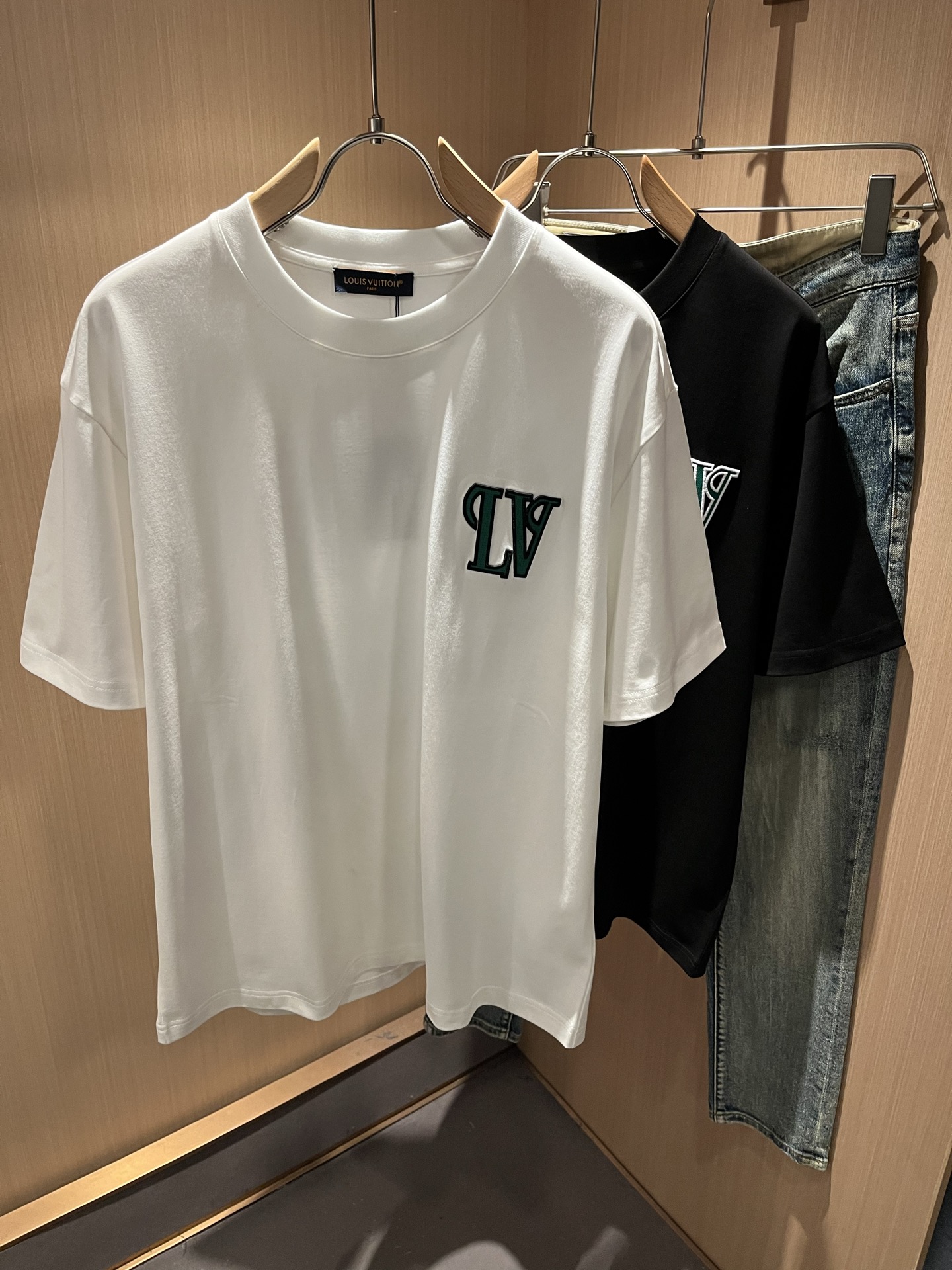 LouisVuitt*路易*登 2026春夏全新系列单品上线，非常时髦前卫的一款男女同款短袖T恤，标识l