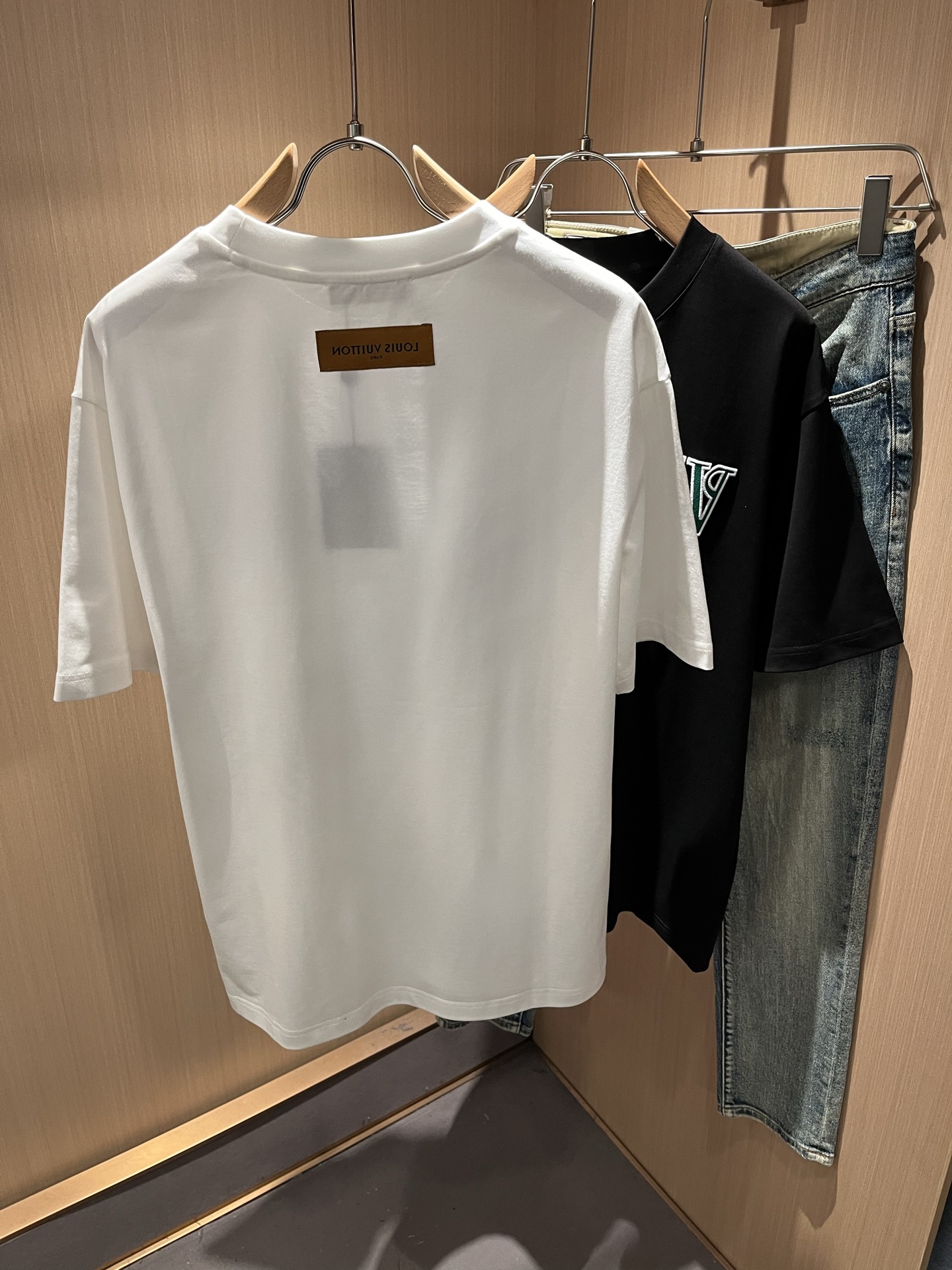 LouisVuitt*路易*登 2026春夏全新系列单品上线，非常时髦前卫的一款男女同款短袖T恤，标识l