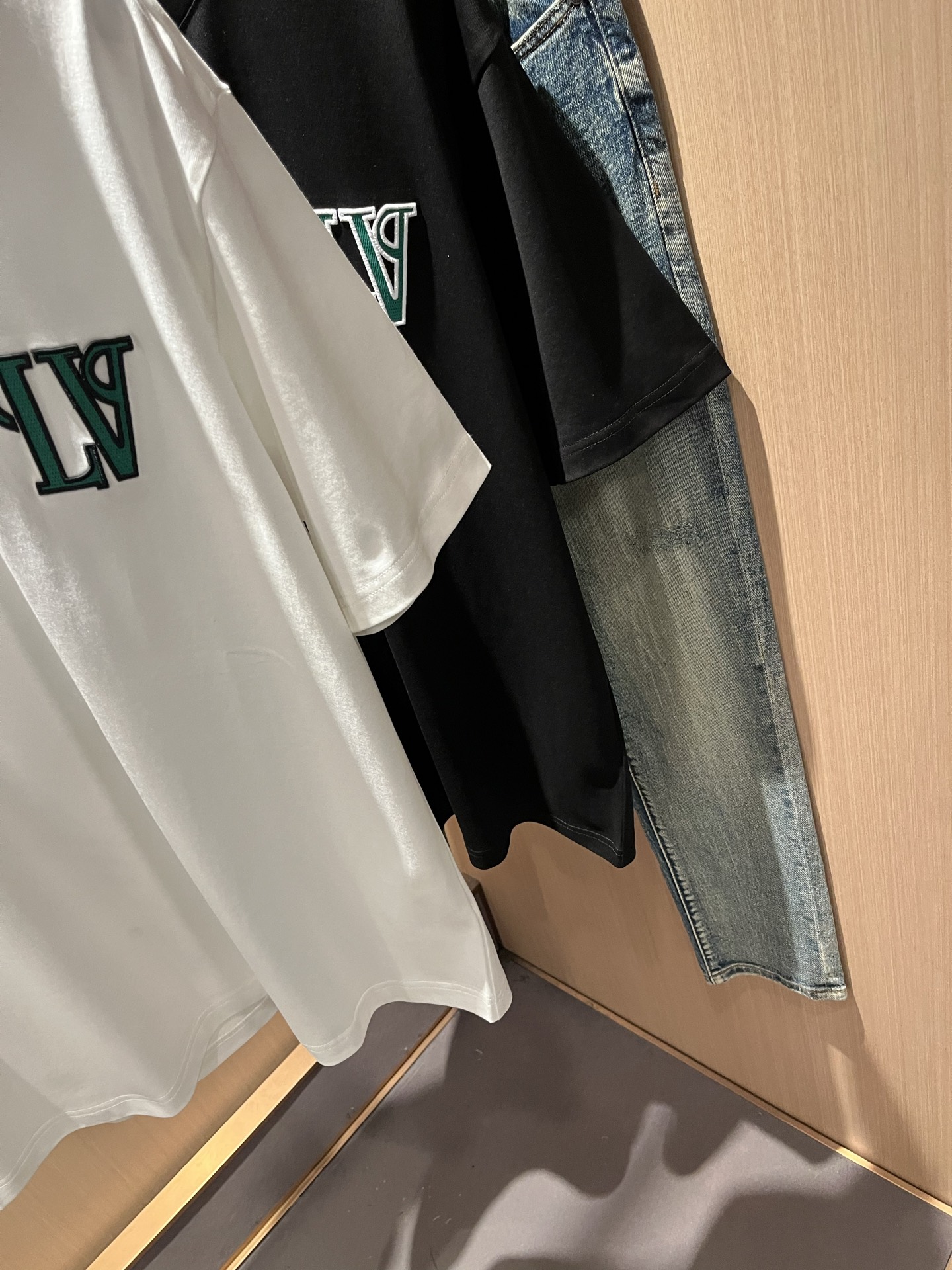 LouisVuitt*路易*登 2026春夏全新系列单品上线，非常时髦前卫的一款男女同款短袖T恤，标识l