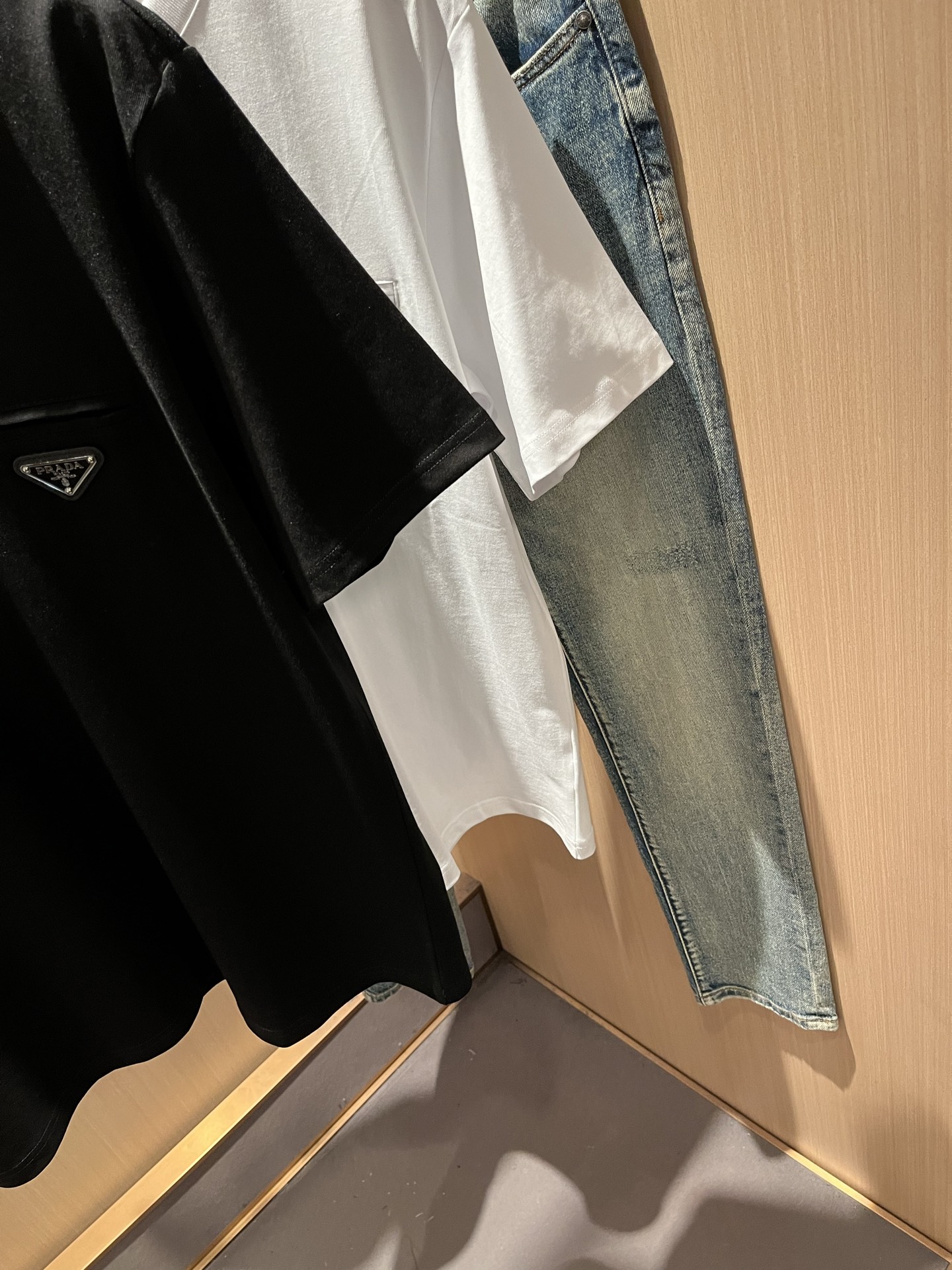 PRAD*A普*达2026春夏新款男士短袖打底衫，最新款全网独家首上！！~既经典有时尚百搭，谁不爱啊，将