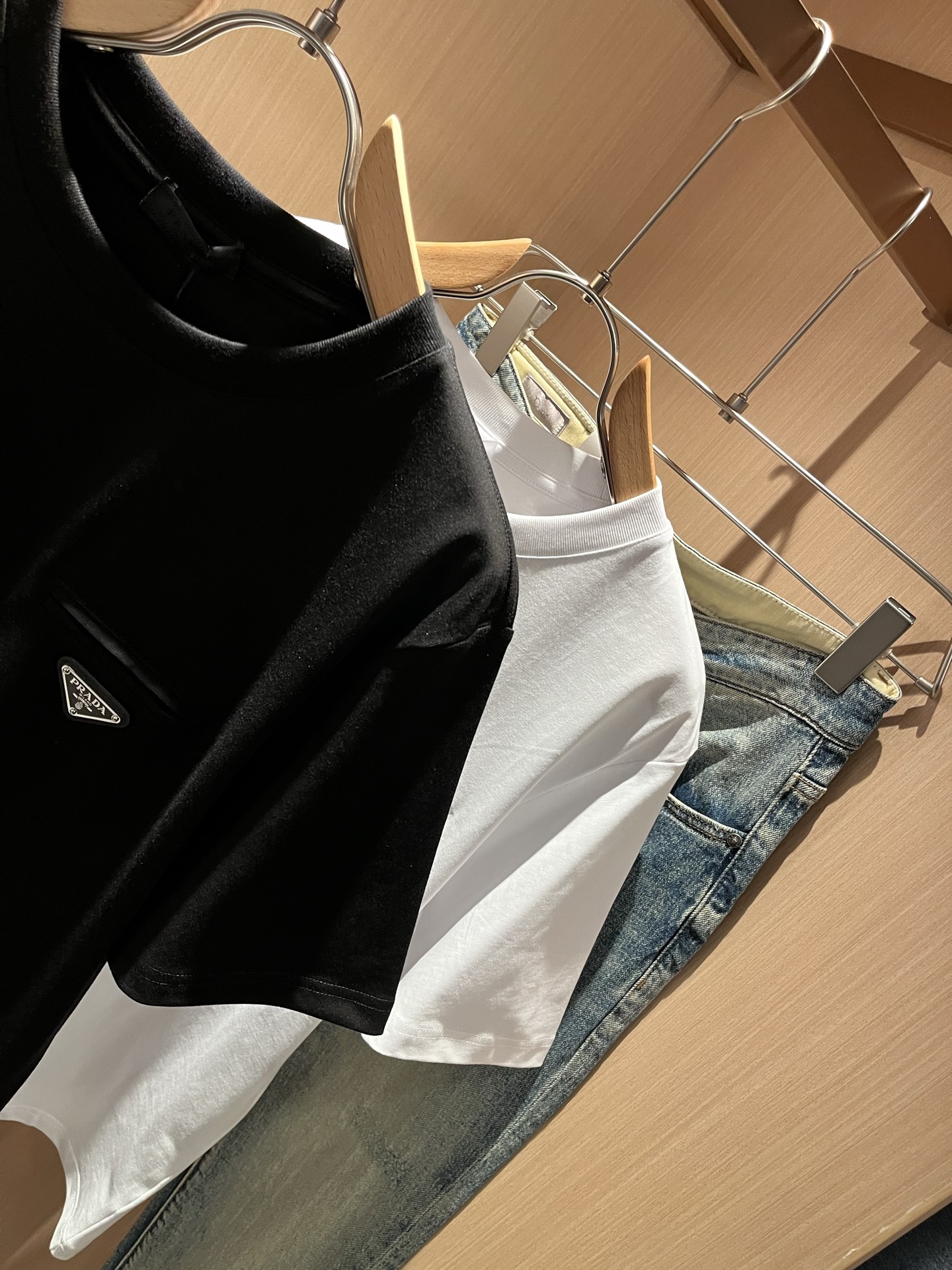 PRAD*A普*达2026春夏新款男士短袖打底衫，最新款全网独家首上！！~既经典有时尚百搭，谁不爱啊，将