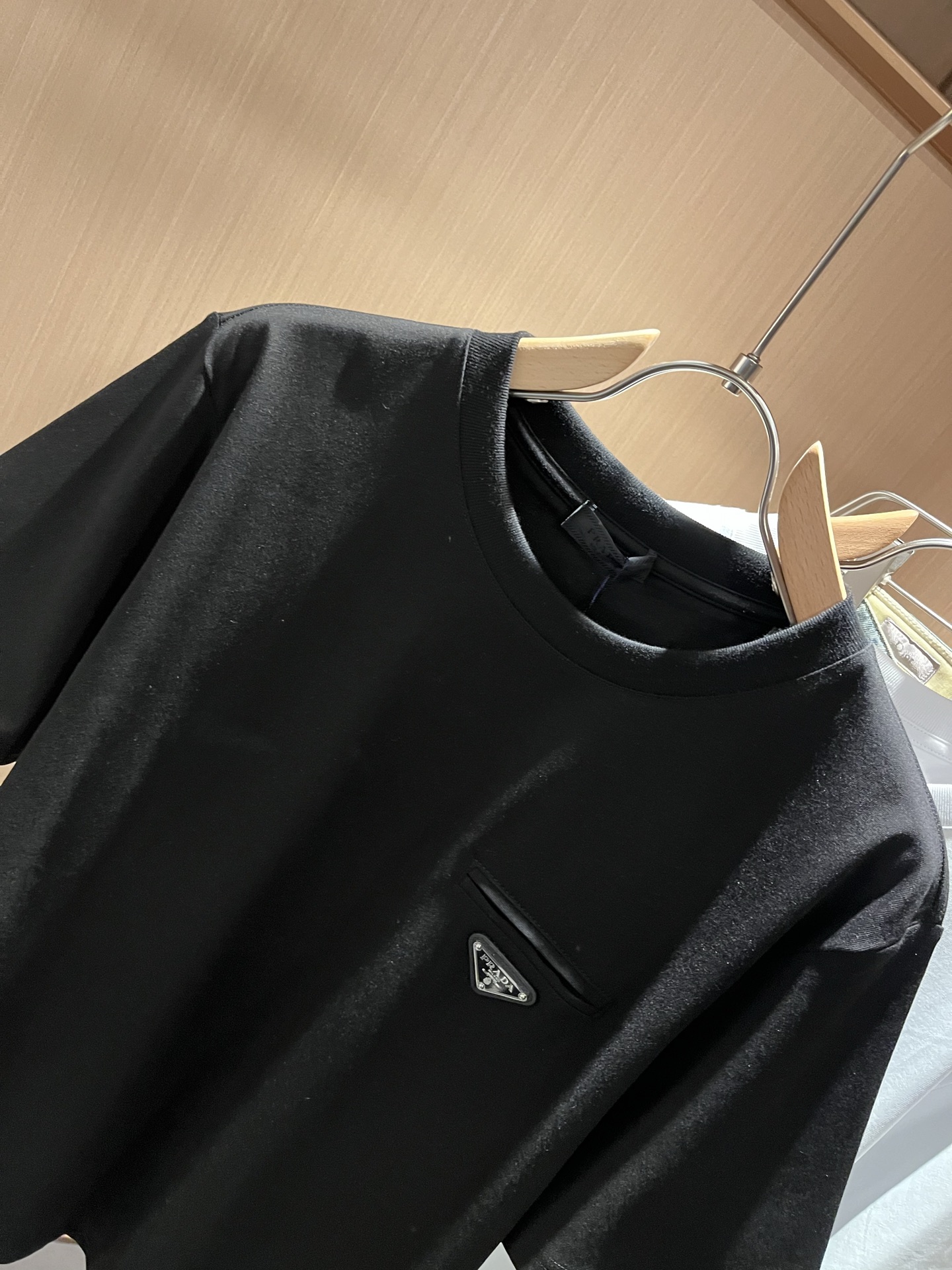 PRAD*A普*达2026春夏新款男士短袖打底衫，最新款全网独家首上！！~既经典有时尚百搭，谁不爱啊，将