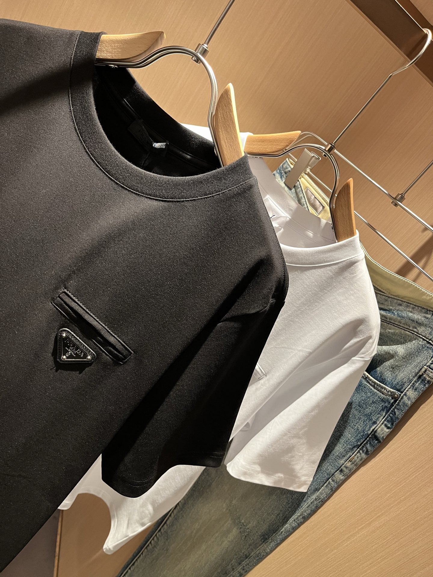 PRAD*A普*达2026春夏新款男士短袖打底衫，最新款全网独家首上！！~既经典有时尚百搭，谁不爱啊，将