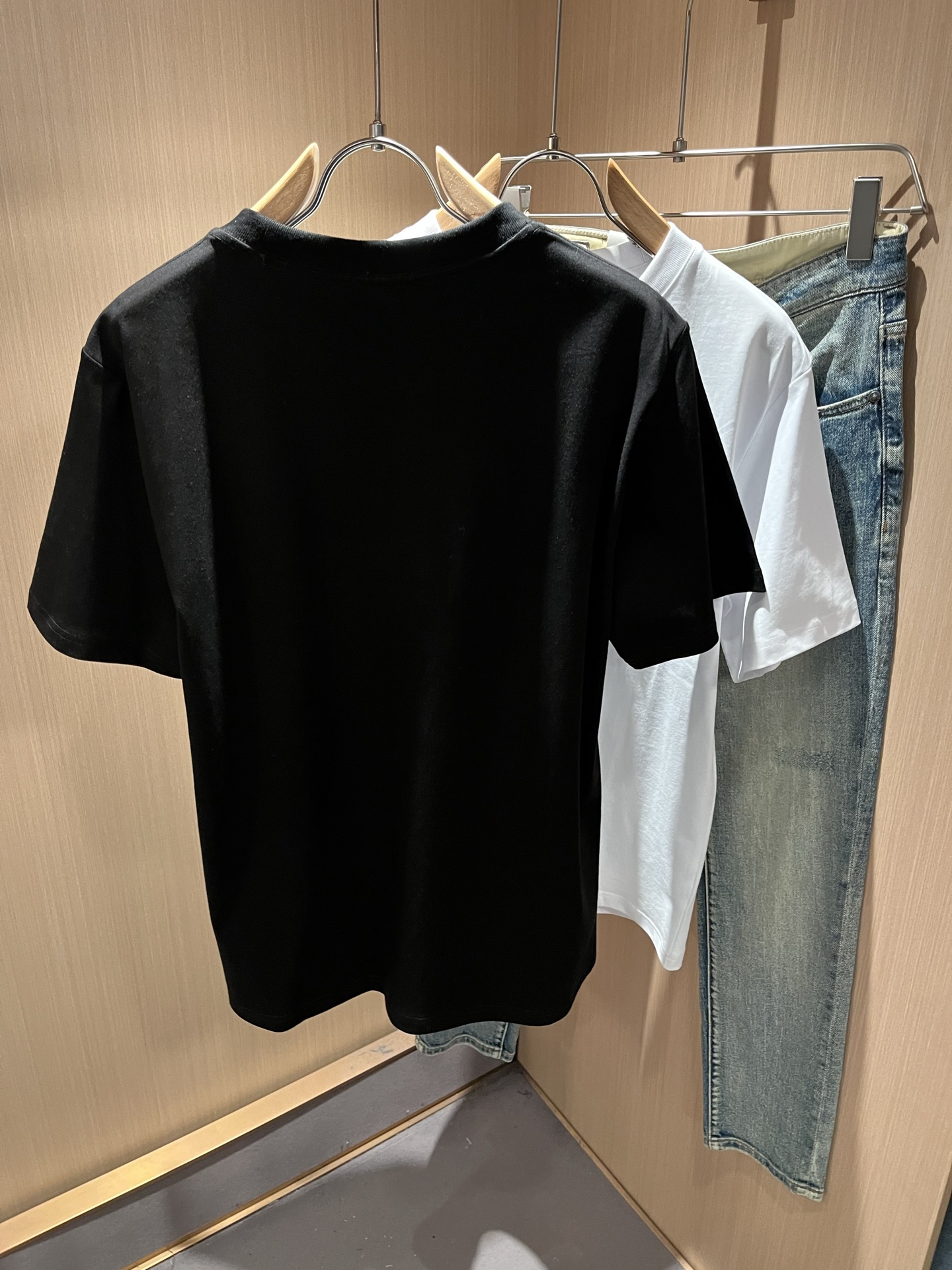 PRAD*A普*达2026春夏新款男士短袖打底衫，最新款全网独家首上！！~既经典有时尚百搭，谁不爱啊，将