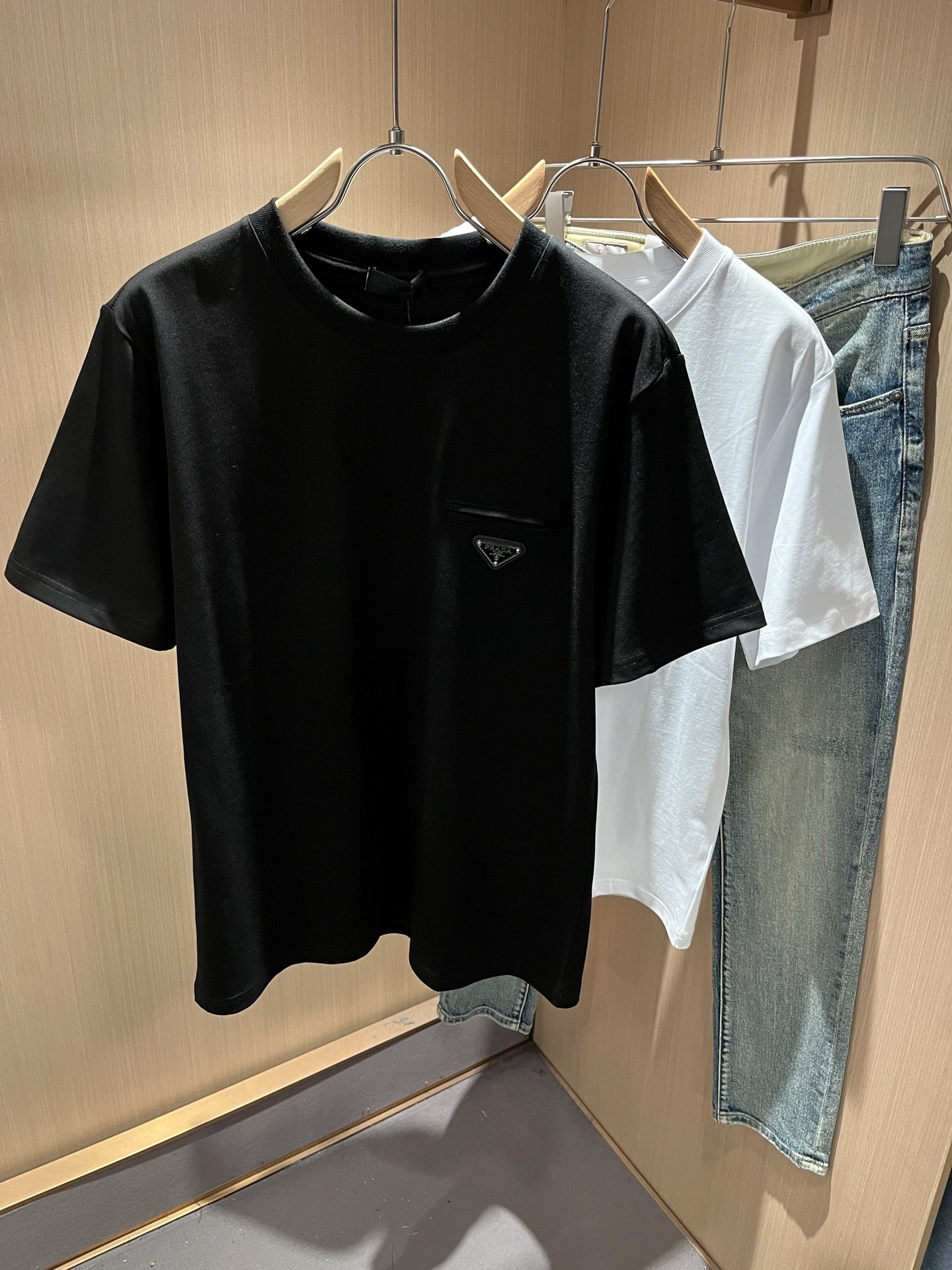 PRAD*A普*达2026春夏新款男士短袖打底衫，最新款全网独家首上！！~既经典有时尚百搭，谁不爱啊，将