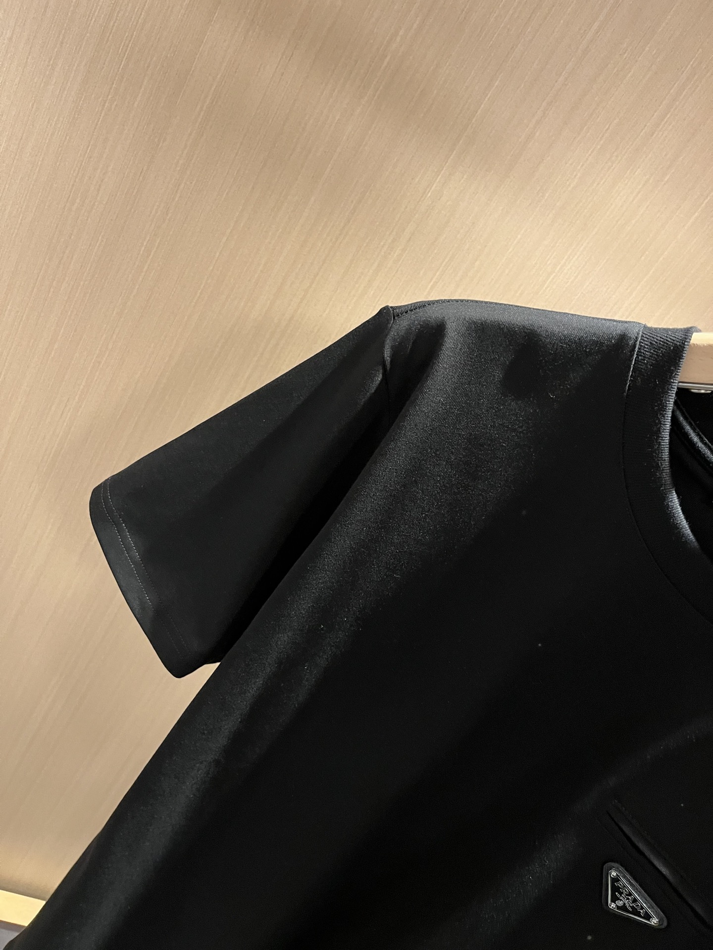 PRAD*A普*达2026春夏新款男士短袖打底衫，最新款全网独家首上！！~既经典有时尚百搭，谁不爱啊，将