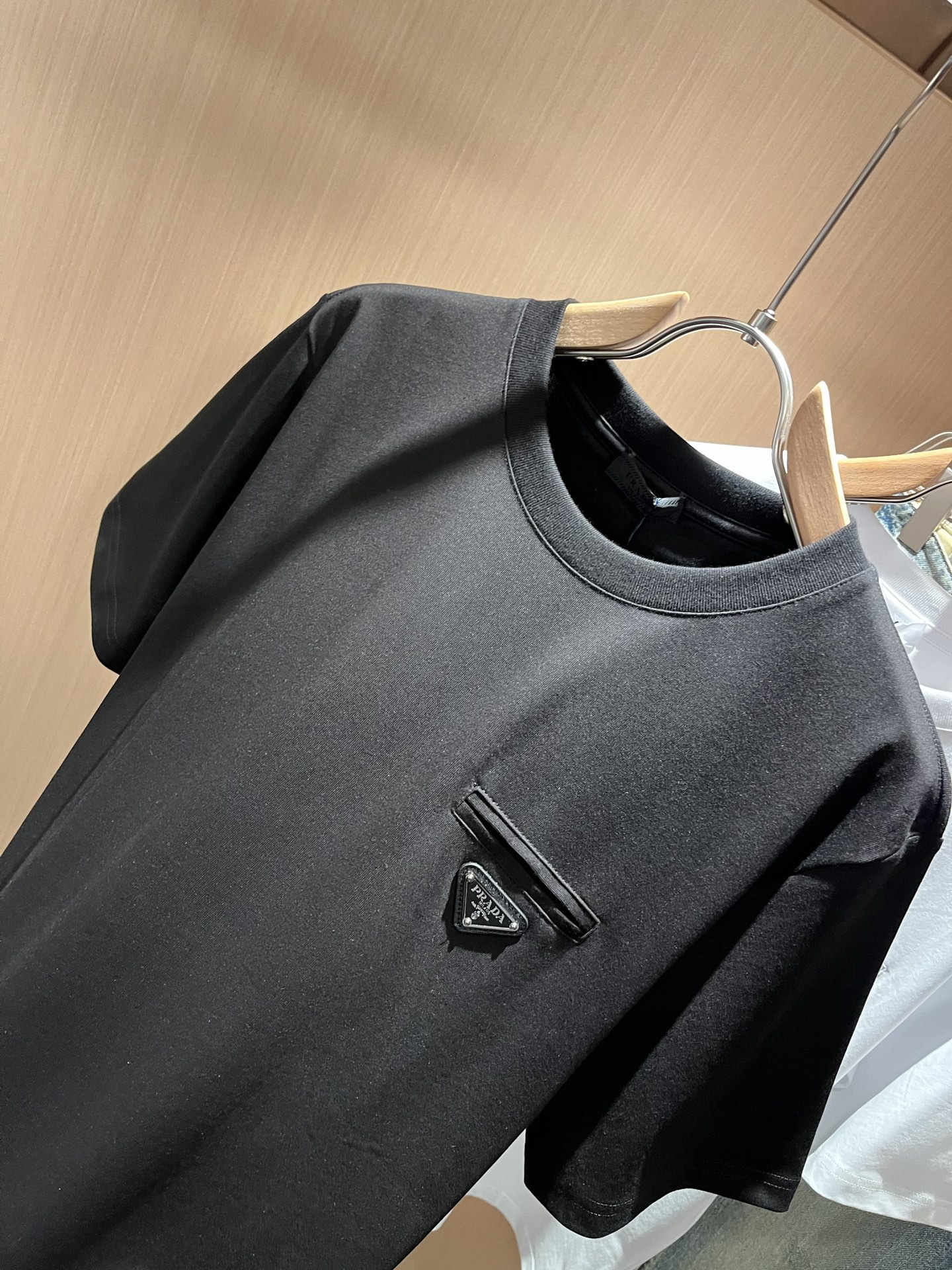 PRAD*A普*达2026春夏新款男士短袖打底衫，最新款全网独家首上！！~既经典有时尚百搭，谁不爱啊，将