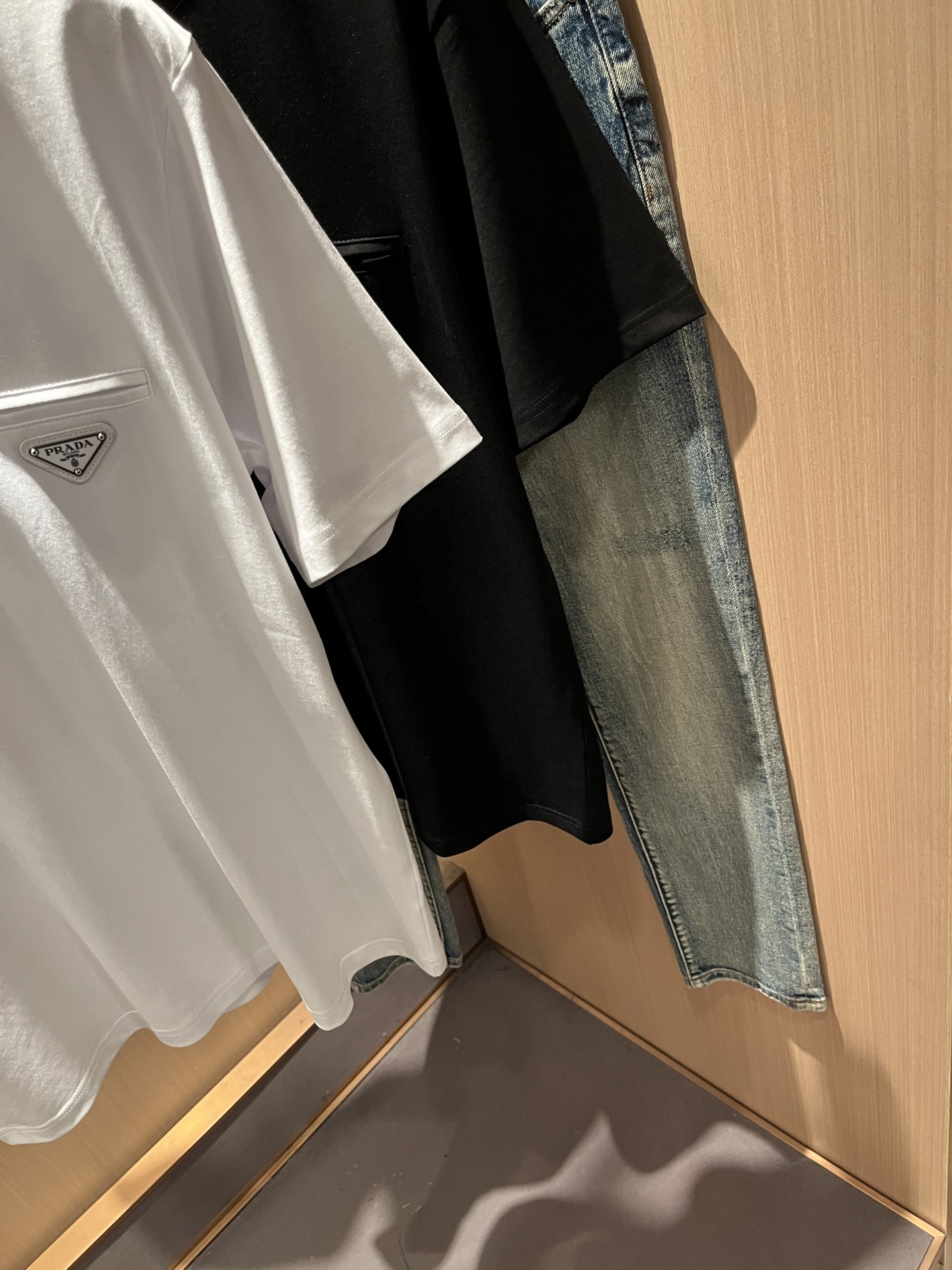 PRAD*A普*达2026春夏新款男士短袖打底衫，最新款全网独家首上！！~既经典有时尚百搭，谁不爱啊，将