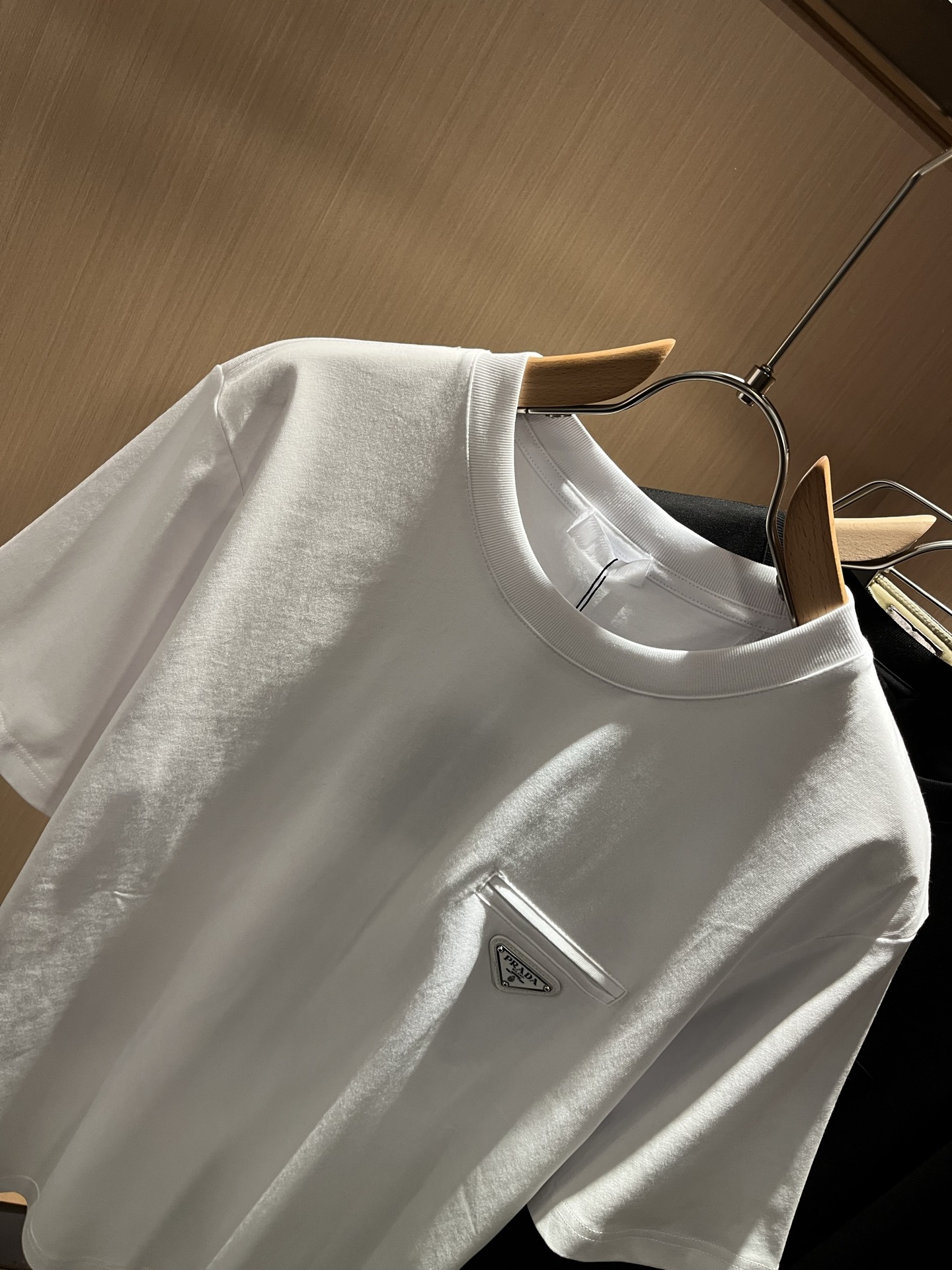 PRAD*A普*达2026春夏新款男士短袖打底衫，最新款全网独家首上！！~既经典有时尚百搭，谁不爱啊，将