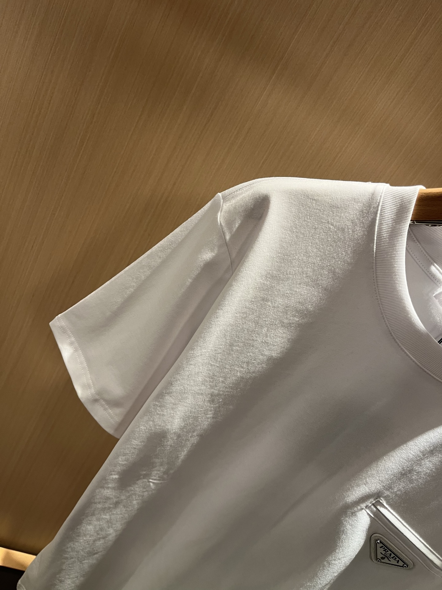 PRAD*A普*达2026春夏新款男士短袖打底衫，最新款全网独家首上！！~既经典有时尚百搭，谁不爱啊，将