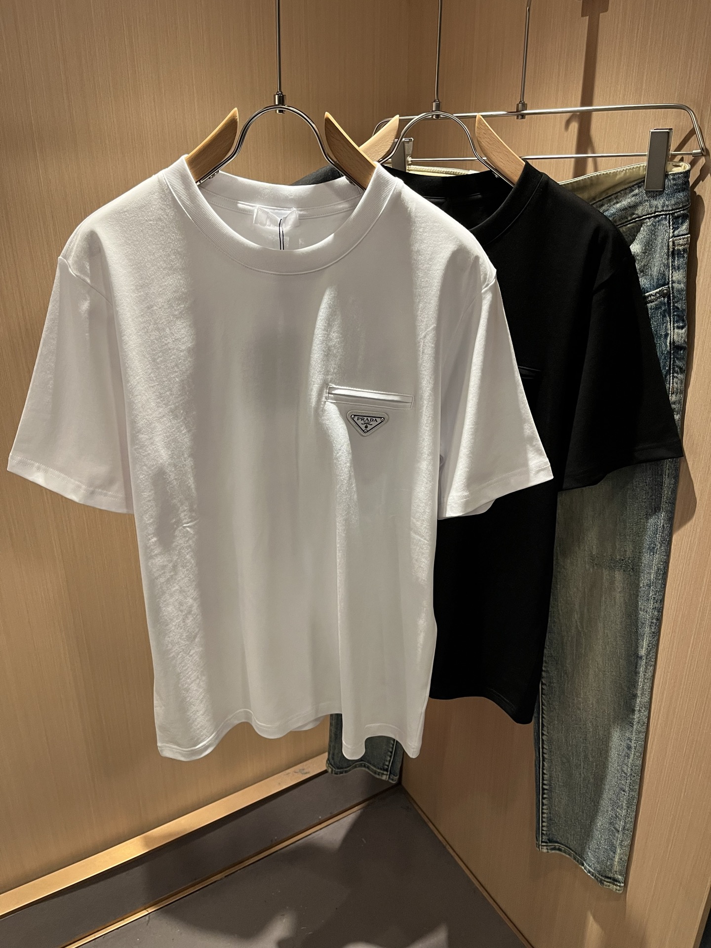 PRAD*A普*达2026春夏新款男士短袖打底衫，最新款全网独家首上！！~既经典有时尚百搭，谁不爱啊，将