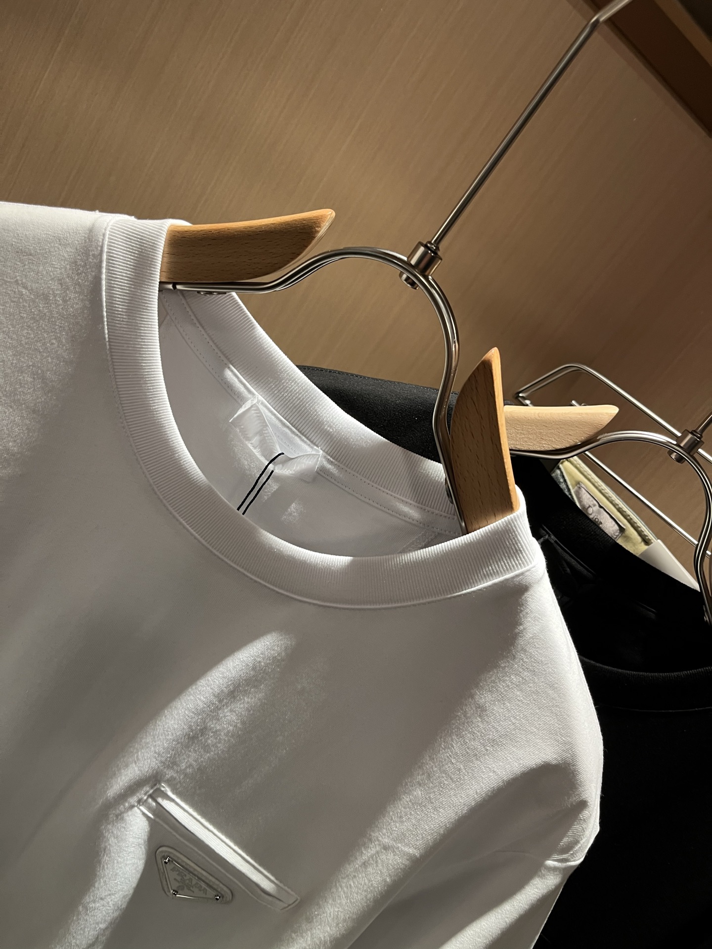 PRAD*A普*达2026春夏新款男士短袖打底衫，最新款全网独家首上！！~既经典有时尚百搭，谁不爱啊，将