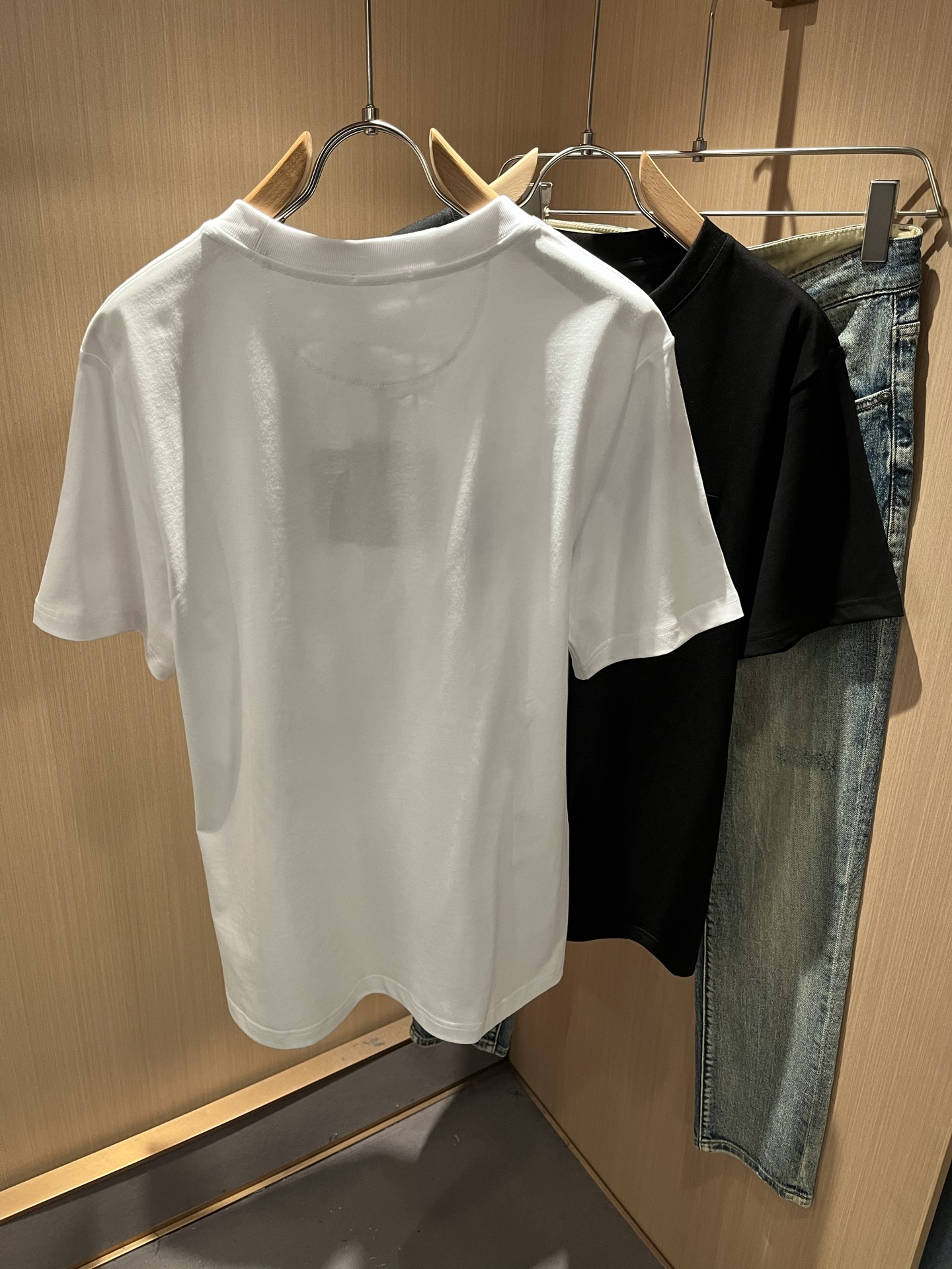 PRAD*A普*达2026春夏新款男士短袖打底衫，最新款全网独家首上！！~既经典有时尚百搭，谁不爱啊，将