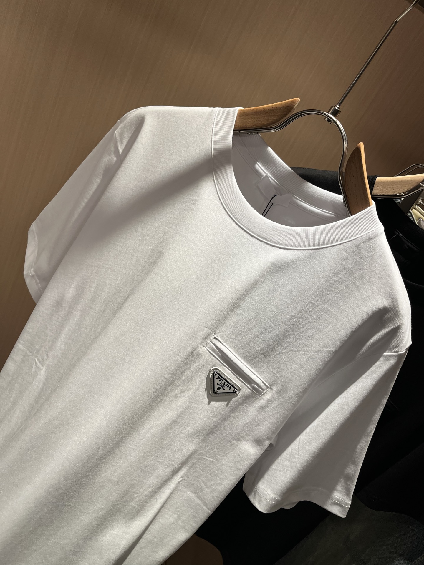 PRAD*A普*达2026春夏新款男士短袖打底衫，最新款全网独家首上！！~既经典有时尚百搭，谁不爱啊，将