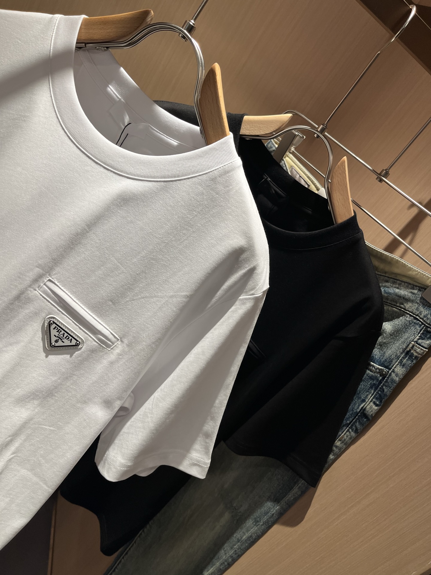 PRAD*A普*达2026春夏新款男士短袖打底衫，最新款全网独家首上！！~既经典有时尚百搭，谁不爱啊，将