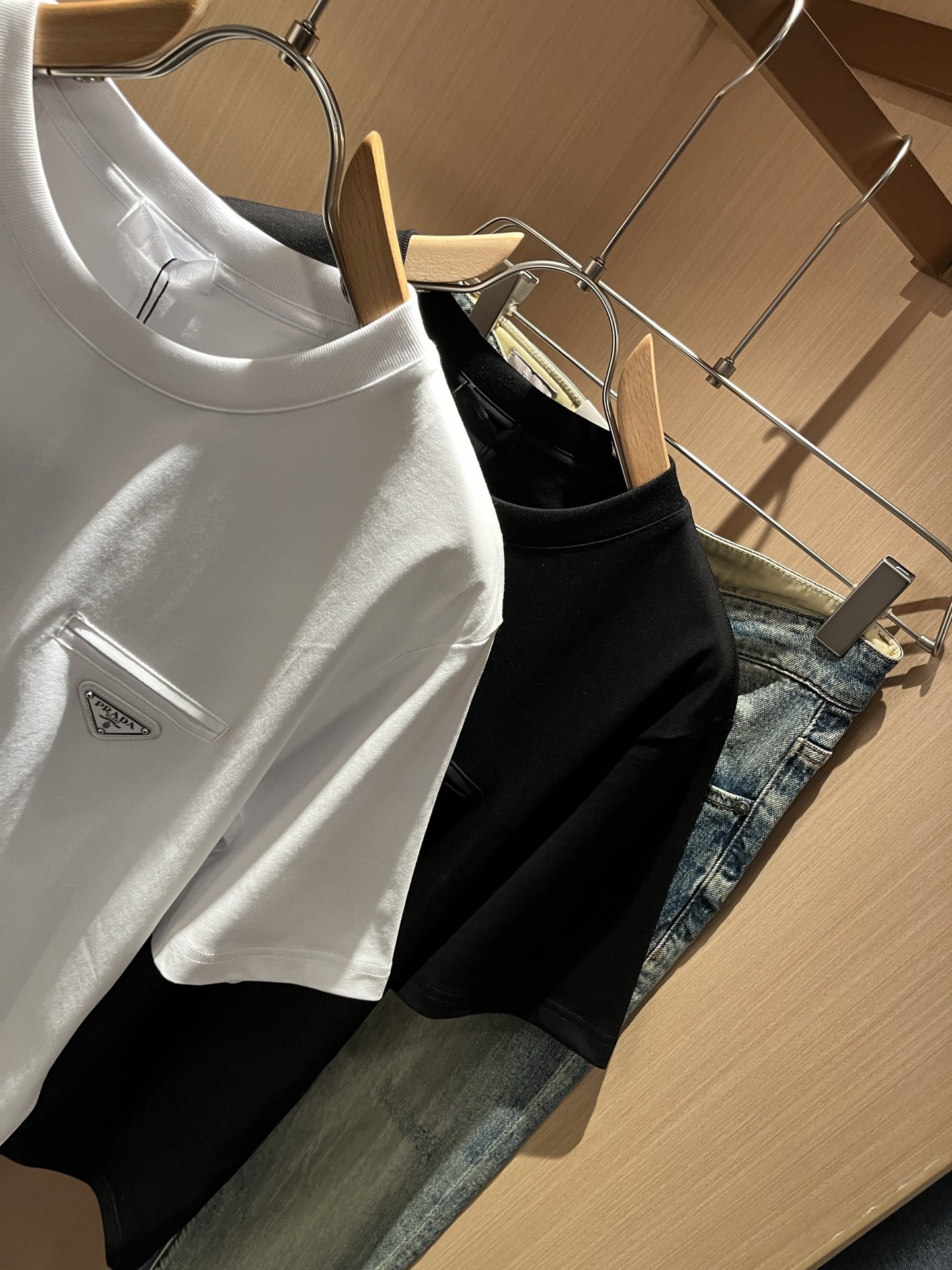 PRAD*A普*达2026春夏新款男士短袖打底衫，最新款全网独家首上！！~既经典有时尚百搭，谁不爱啊，将